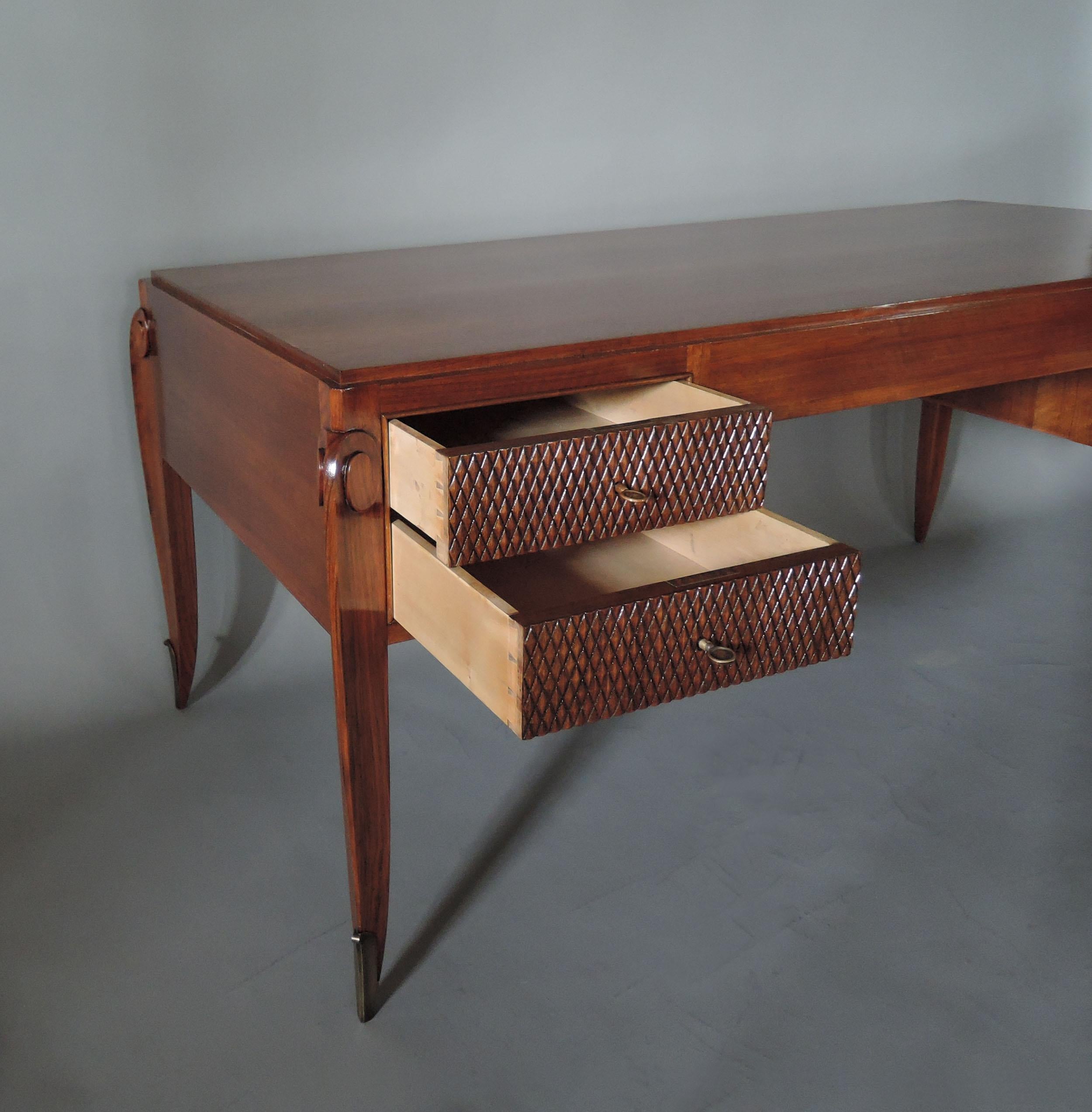 Französischer Nussbaum-Schreibtisch von Jean Pascaud aus den 1940er Jahren im Angebot 6