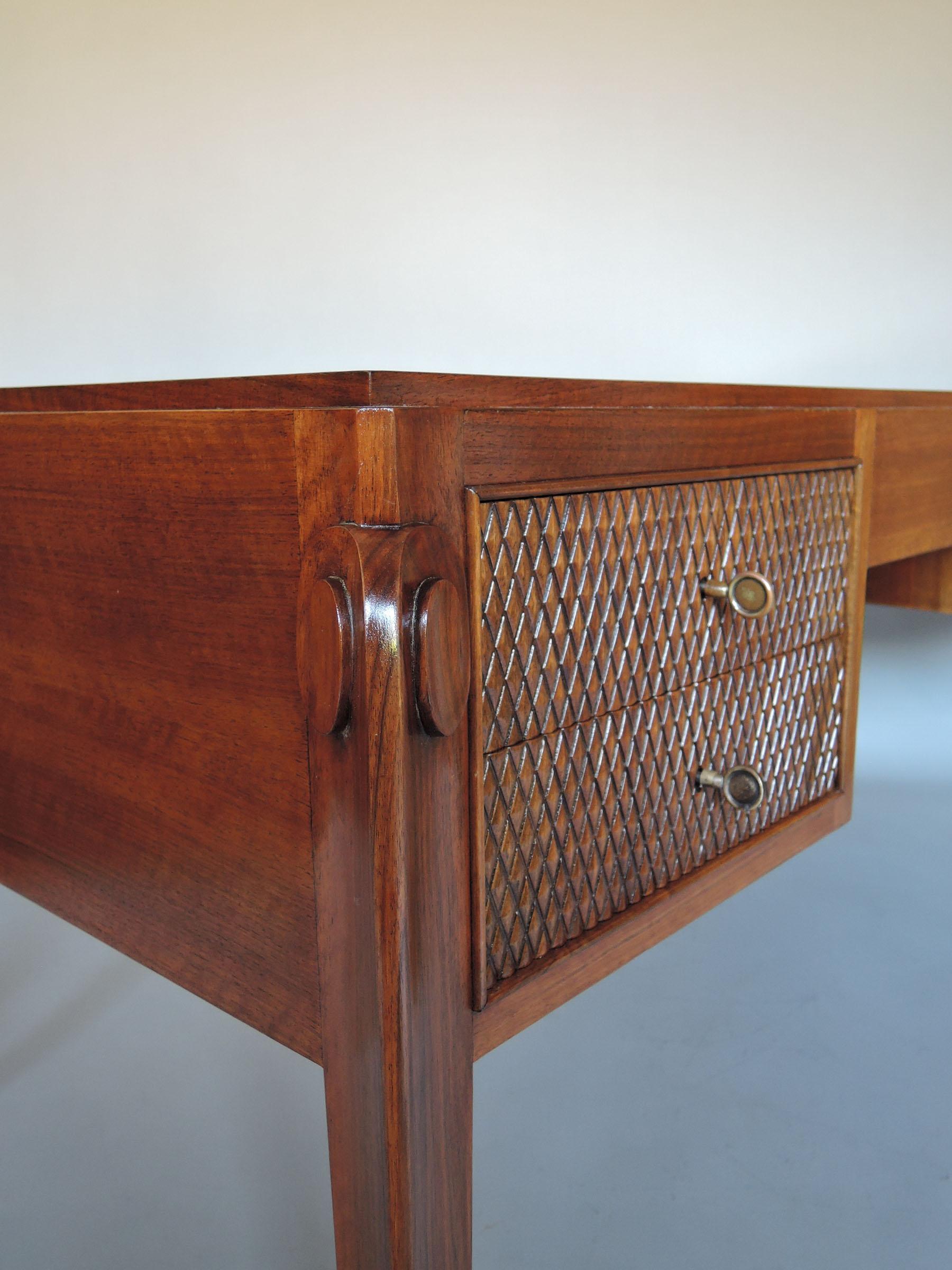 Französischer Nussbaum-Schreibtisch von Jean Pascaud aus den 1940er Jahren im Angebot 7