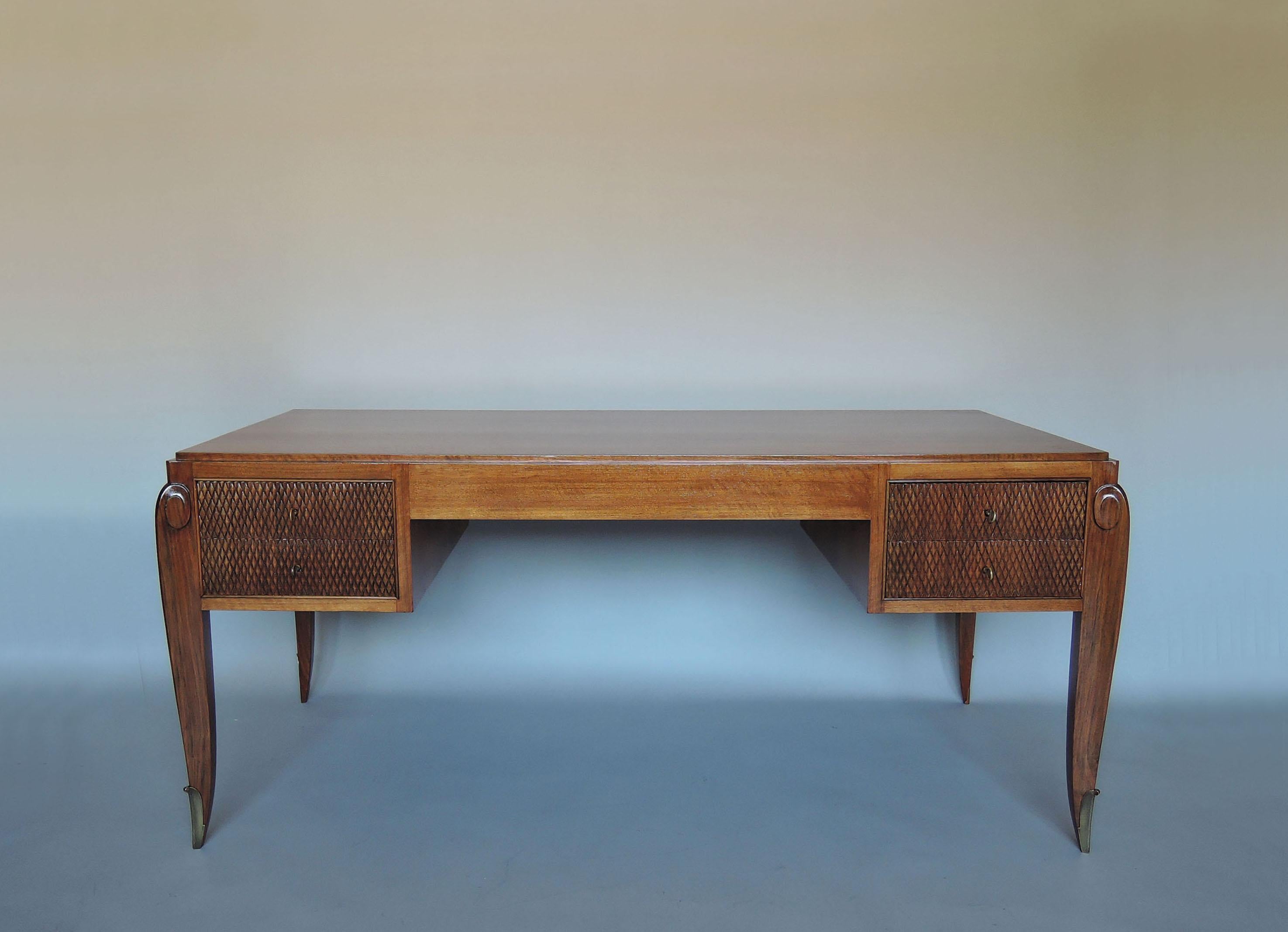 Französischer Nussbaum-Schreibtisch von Jean Pascaud aus den 1940er Jahren im Angebot 13