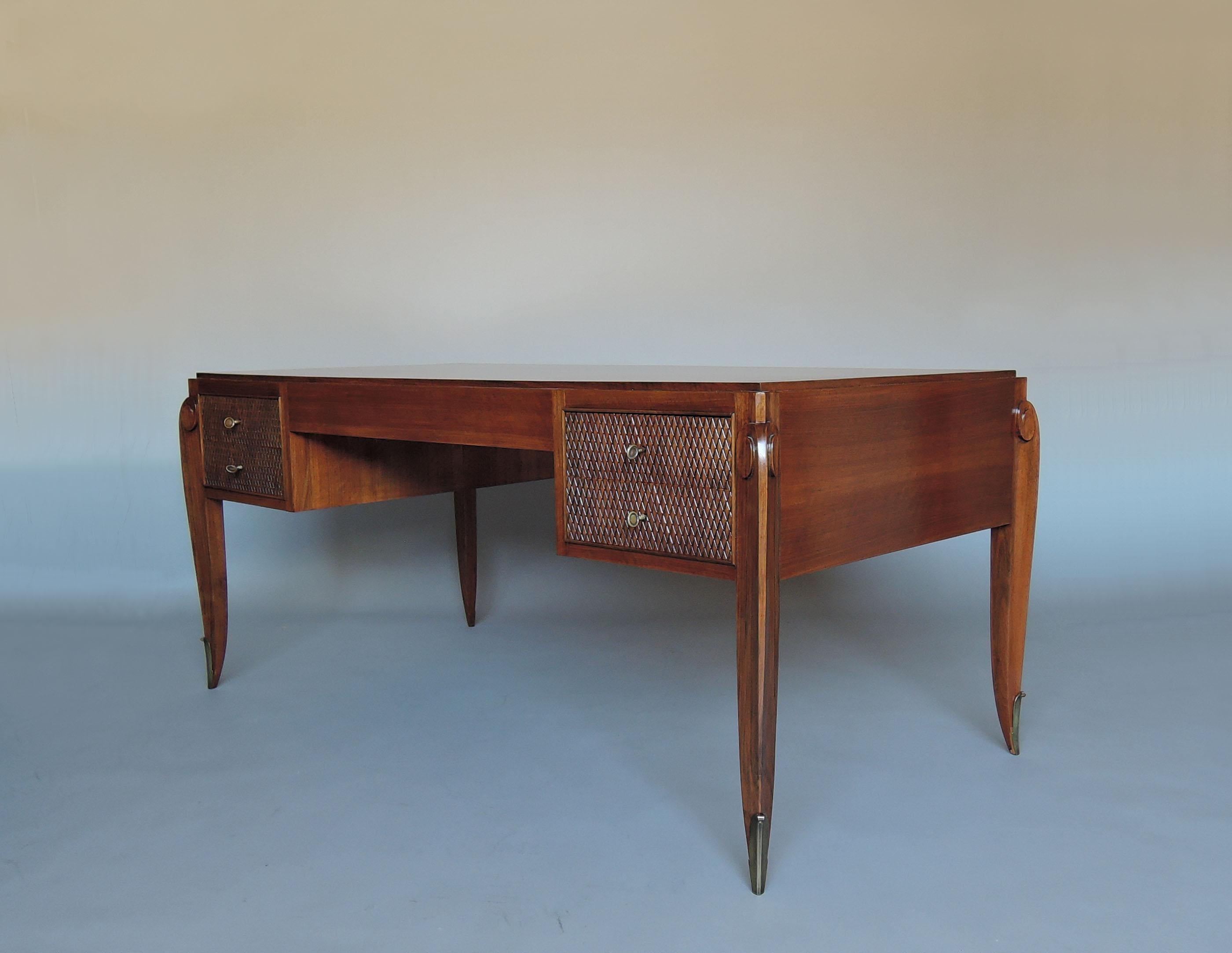 Französischer Nussbaum-Schreibtisch von Jean Pascaud aus den 1940er Jahren (Art déco) im Angebot