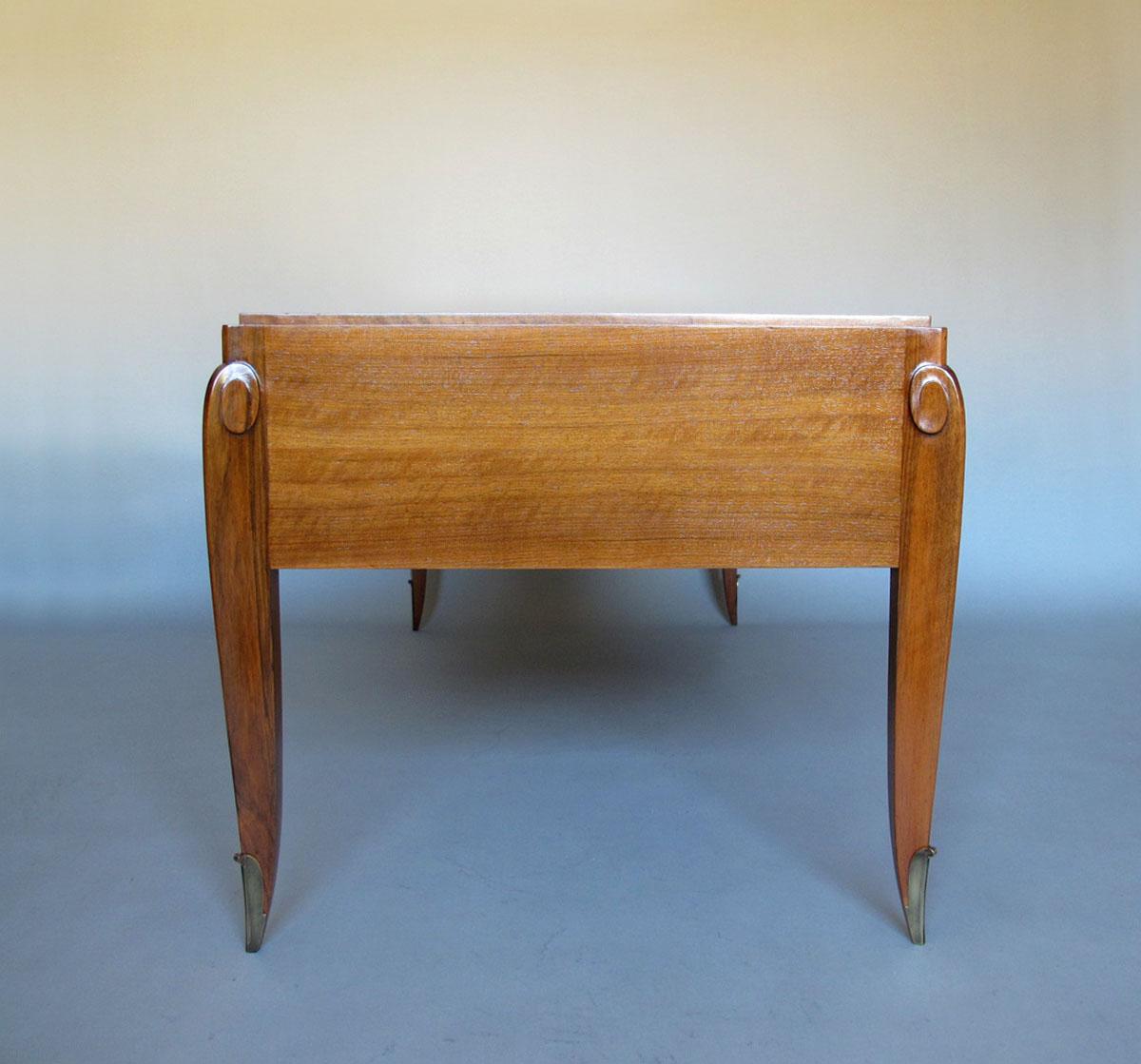 Französischer Nussbaum-Schreibtisch von Jean Pascaud aus den 1940er Jahren im Zustand „Gut“ im Angebot in Long Island City, NY