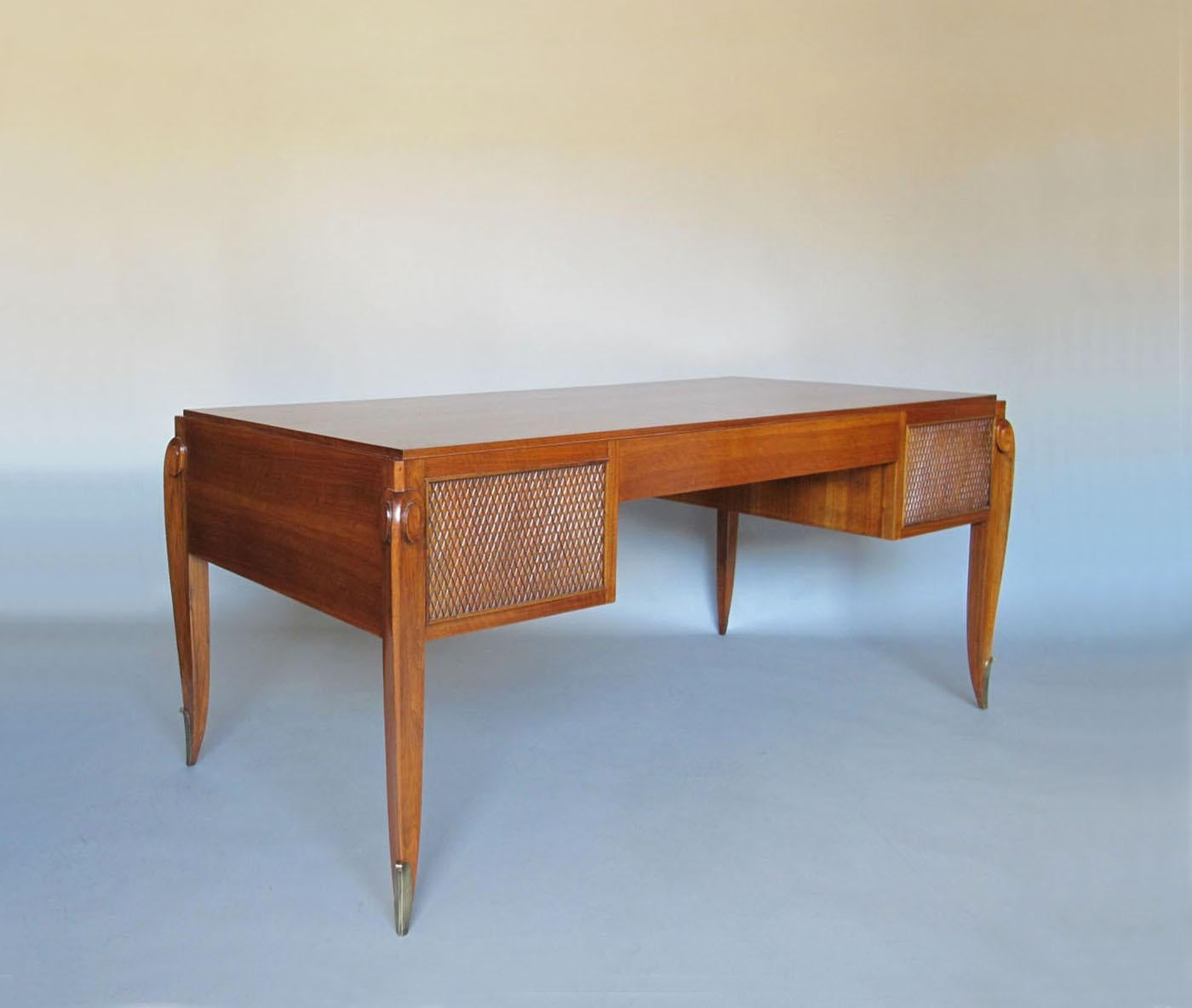 Französischer Nussbaum-Schreibtisch von Jean Pascaud aus den 1940er Jahren (Mitte des 20. Jahrhunderts) im Angebot