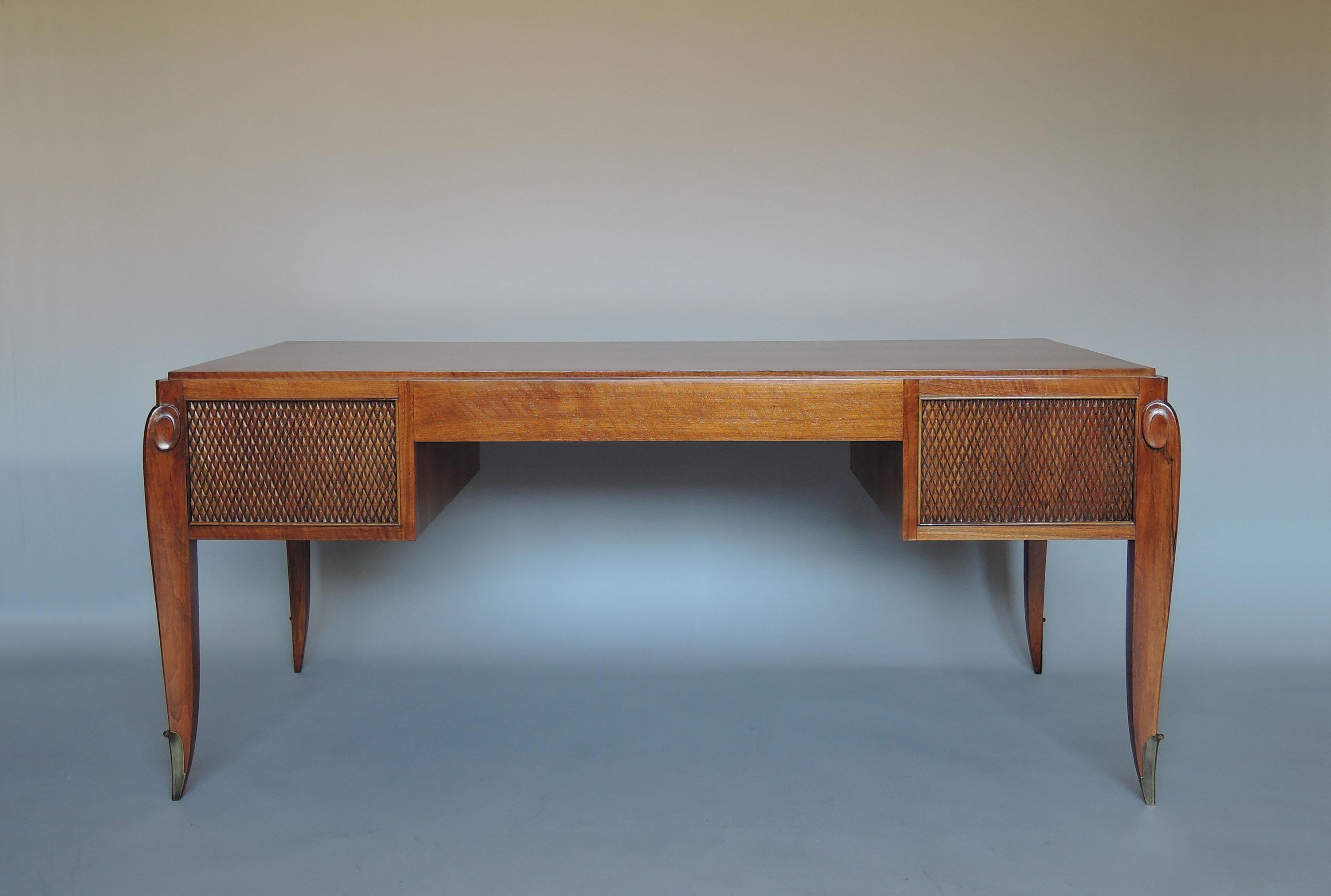 Französischer Nussbaum-Schreibtisch von Jean Pascaud aus den 1940er Jahren (Messing) im Angebot