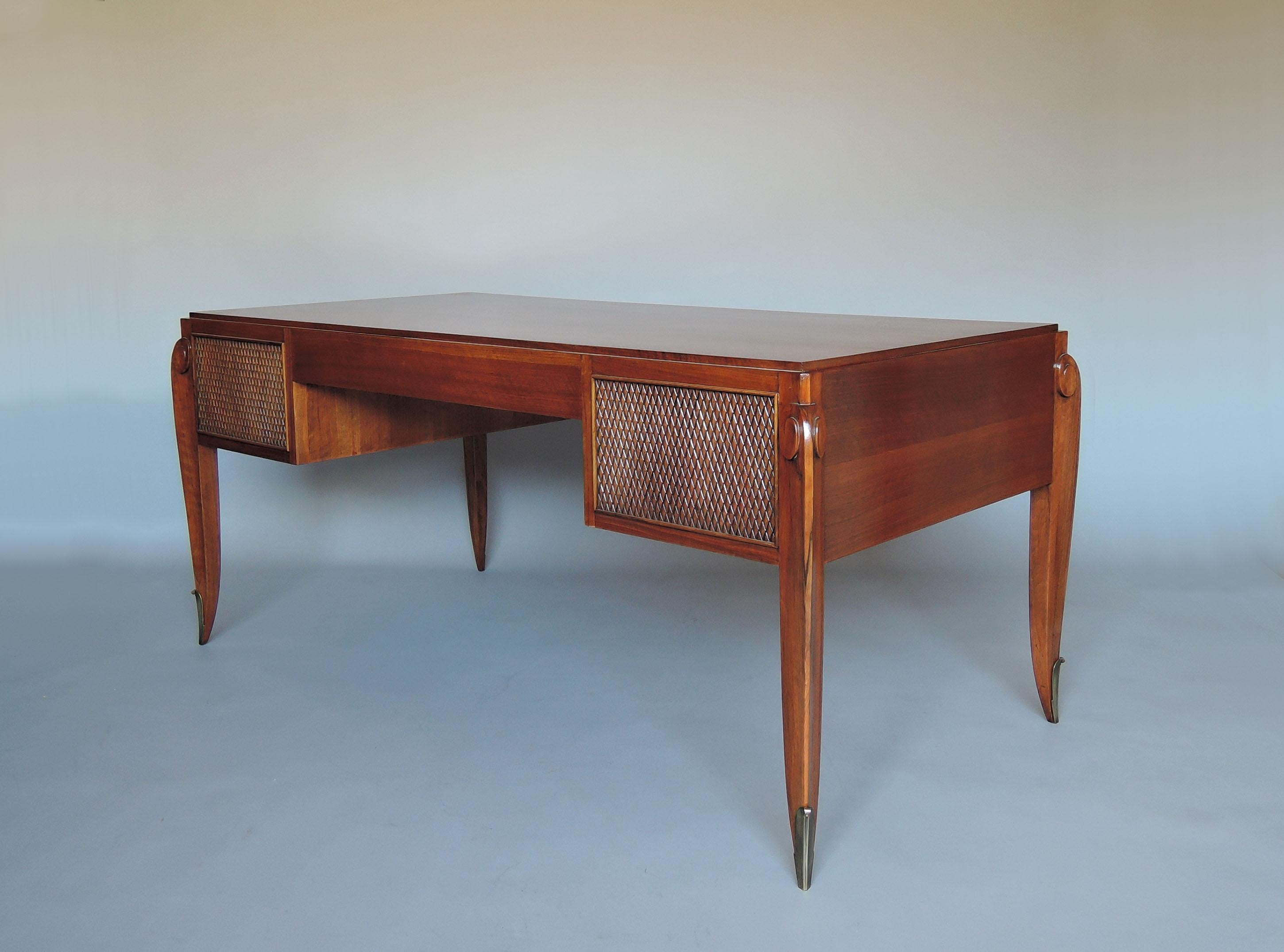 Französischer Nussbaum-Schreibtisch von Jean Pascaud aus den 1940er Jahren im Angebot 1