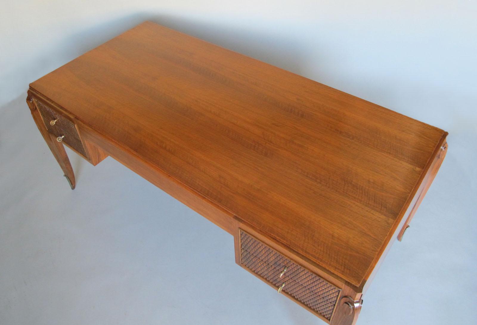 Französischer Nussbaum-Schreibtisch von Jean Pascaud aus den 1940er Jahren im Angebot 2