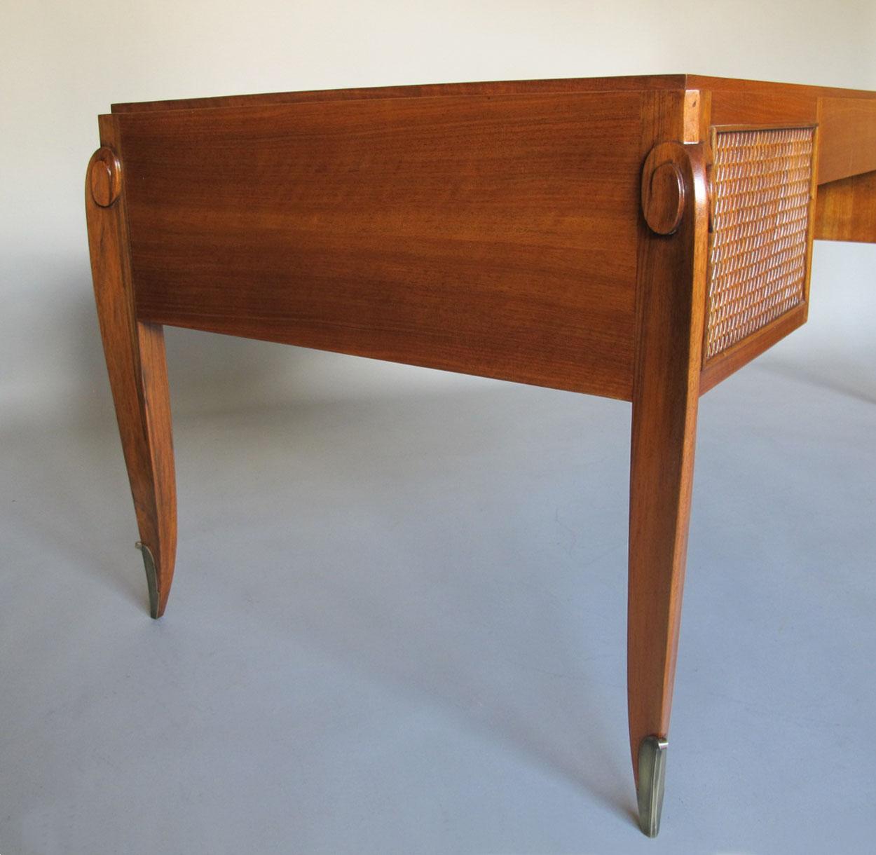 Französischer Nussbaum-Schreibtisch von Jean Pascaud aus den 1940er Jahren im Angebot 3