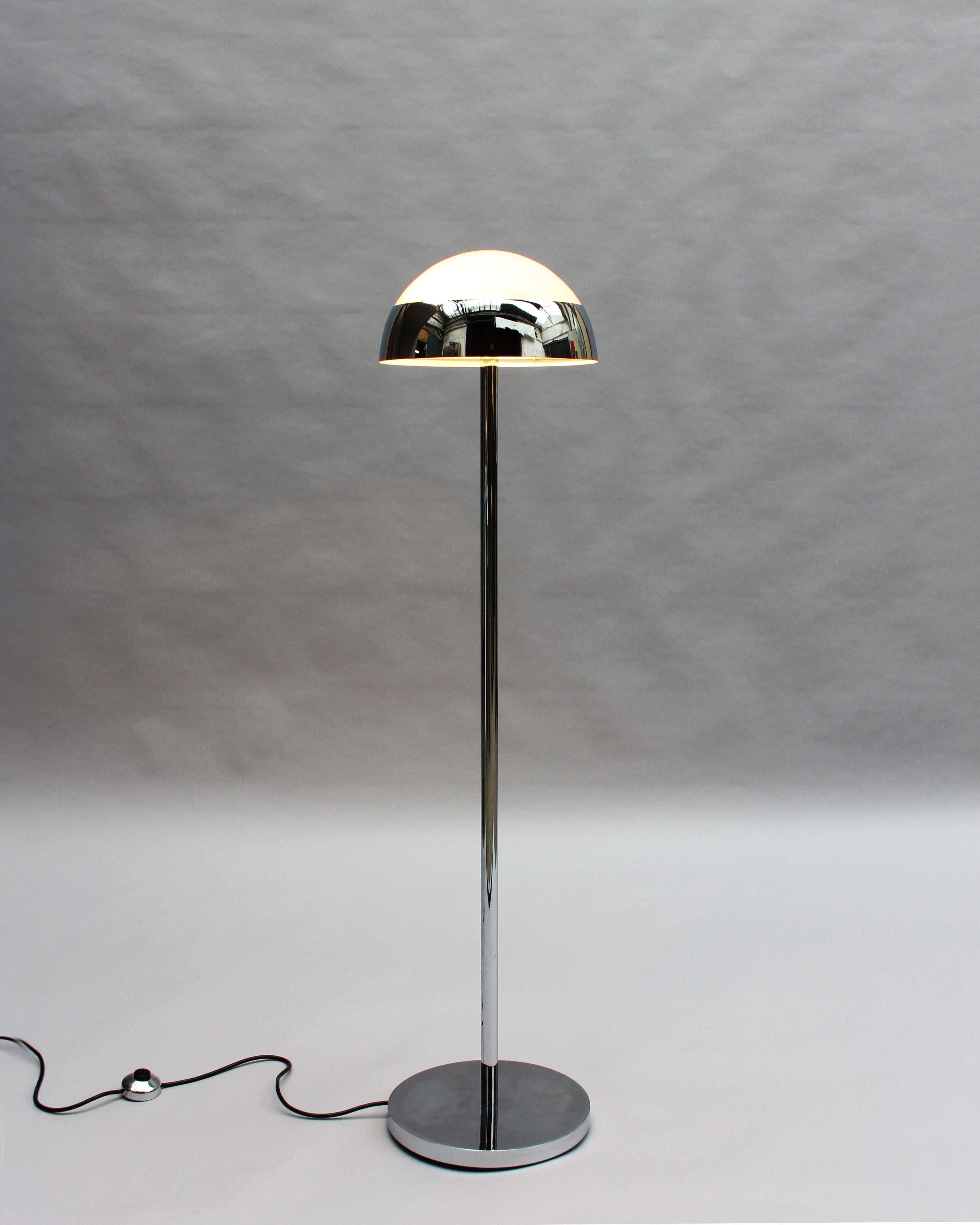 Atelier Perzel - Lampe de lecture sur pied de style français du milieu du siècle, avec une base chromée et un abat-jour en verre blanc chromé et émaillé.
 