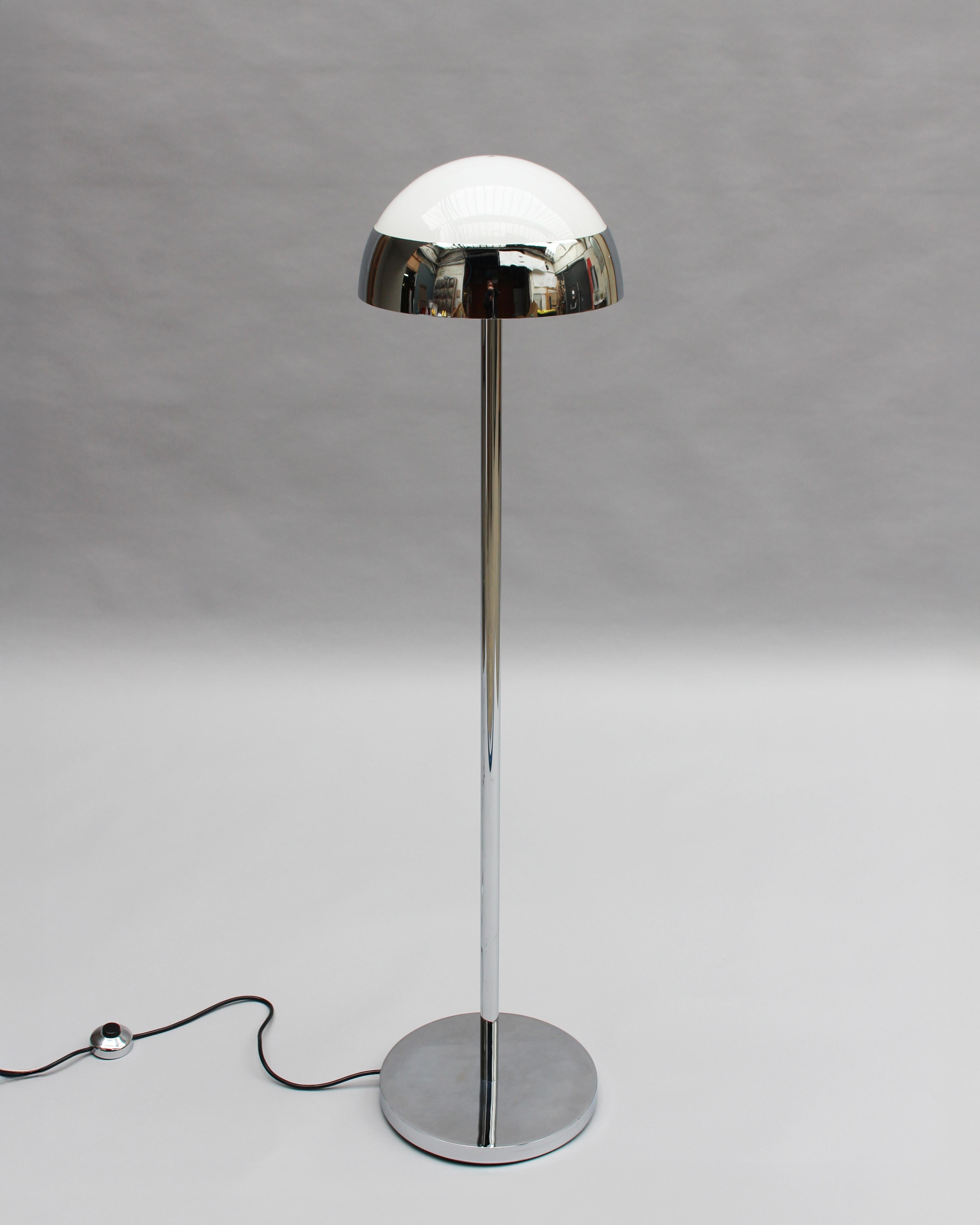 Émaillé Lampe de lecture sur pied en verre et chrome des années 1950 de Jean Perzel en vente
