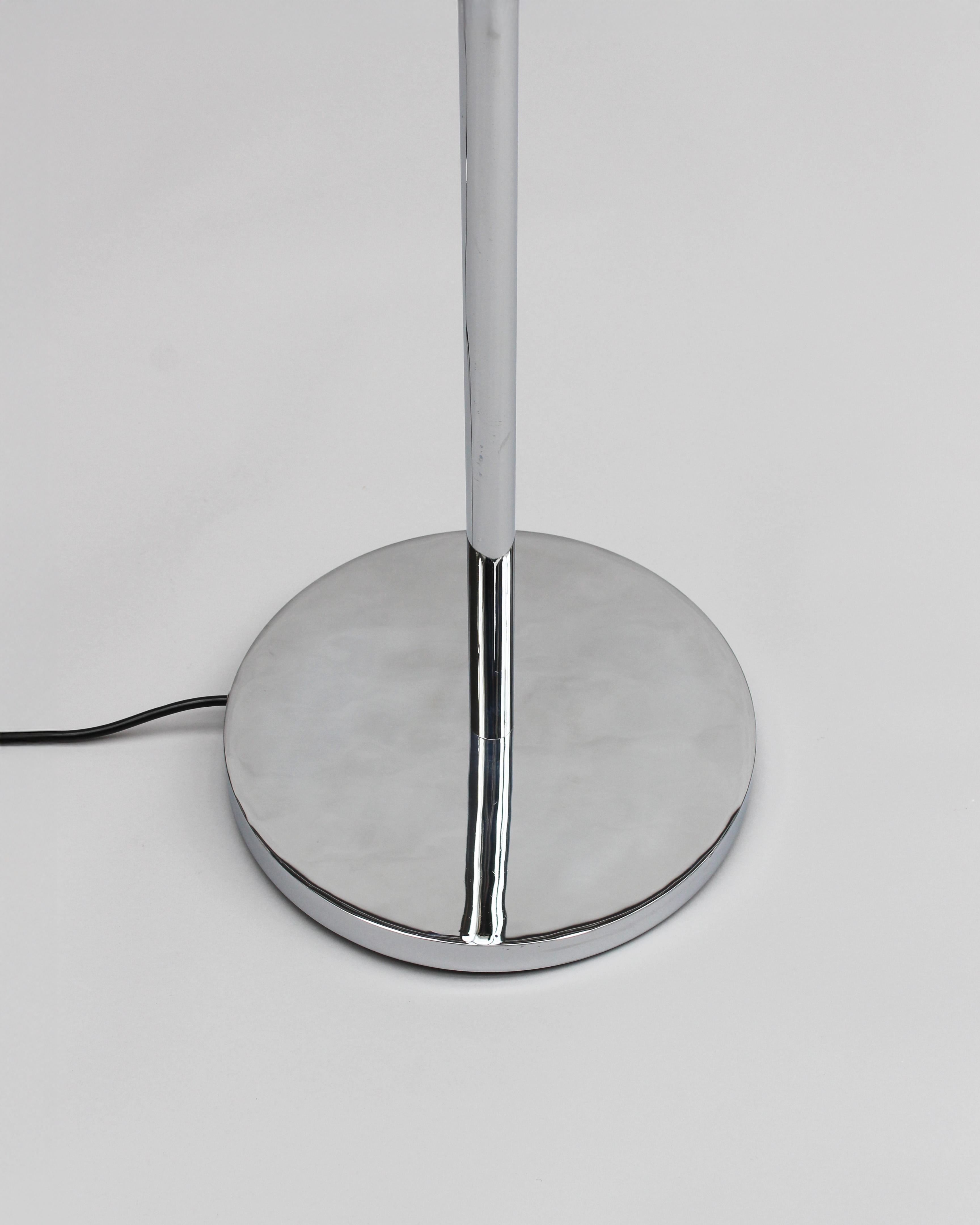 Milieu du XXe siècle Lampe de lecture sur pied en verre et chrome des années 1950 de Jean Perzel en vente