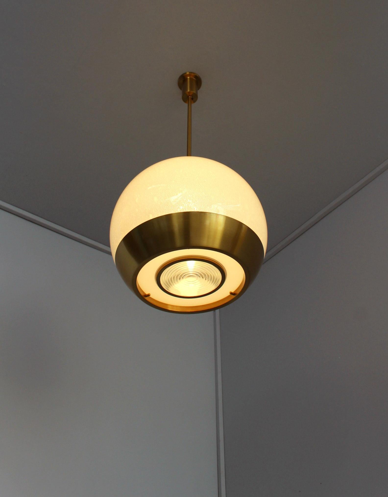 Mid-Century moderno Ciondolo in vetro e bronzo francese degli anni '50 di Perzel in vendita