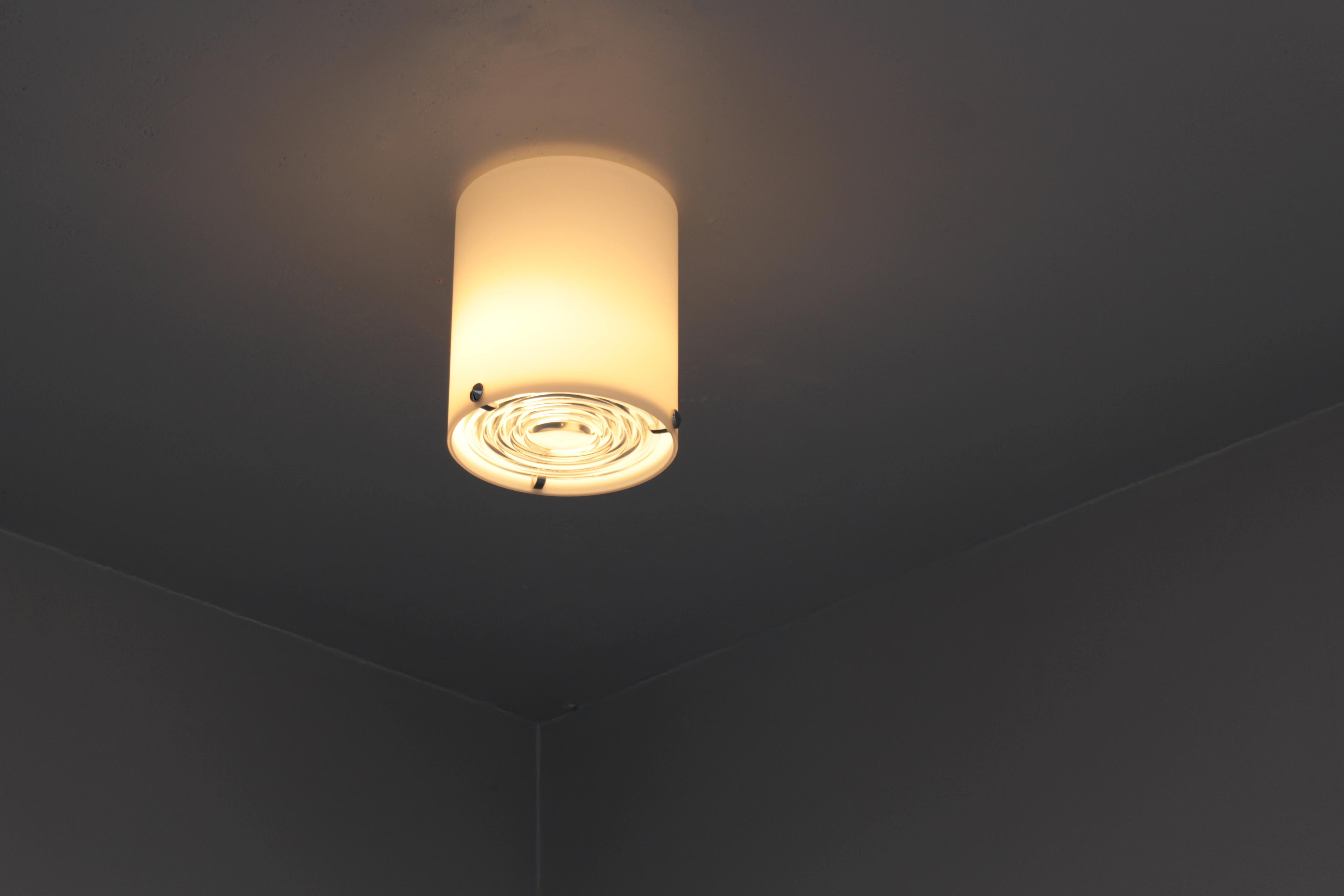 Mid-Century Modern Fine Monture de Plafond Cylindrique en Verre et Chrome des années 1950 par Perzel en vente