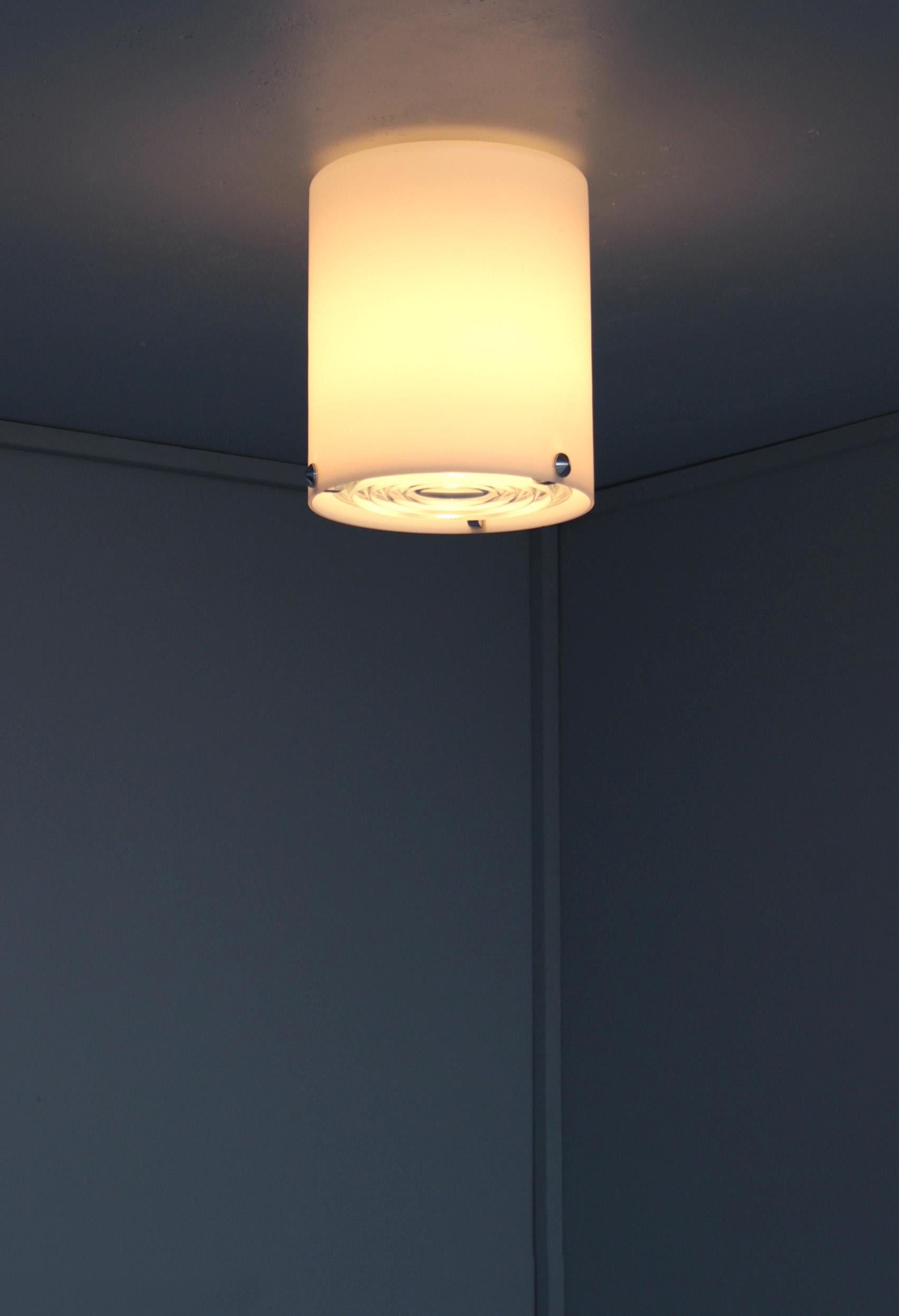 Fine Monture de Plafond Cylindrique en Verre et Chrome des années 1950 par Perzel Bon état - En vente à Long Island City, NY