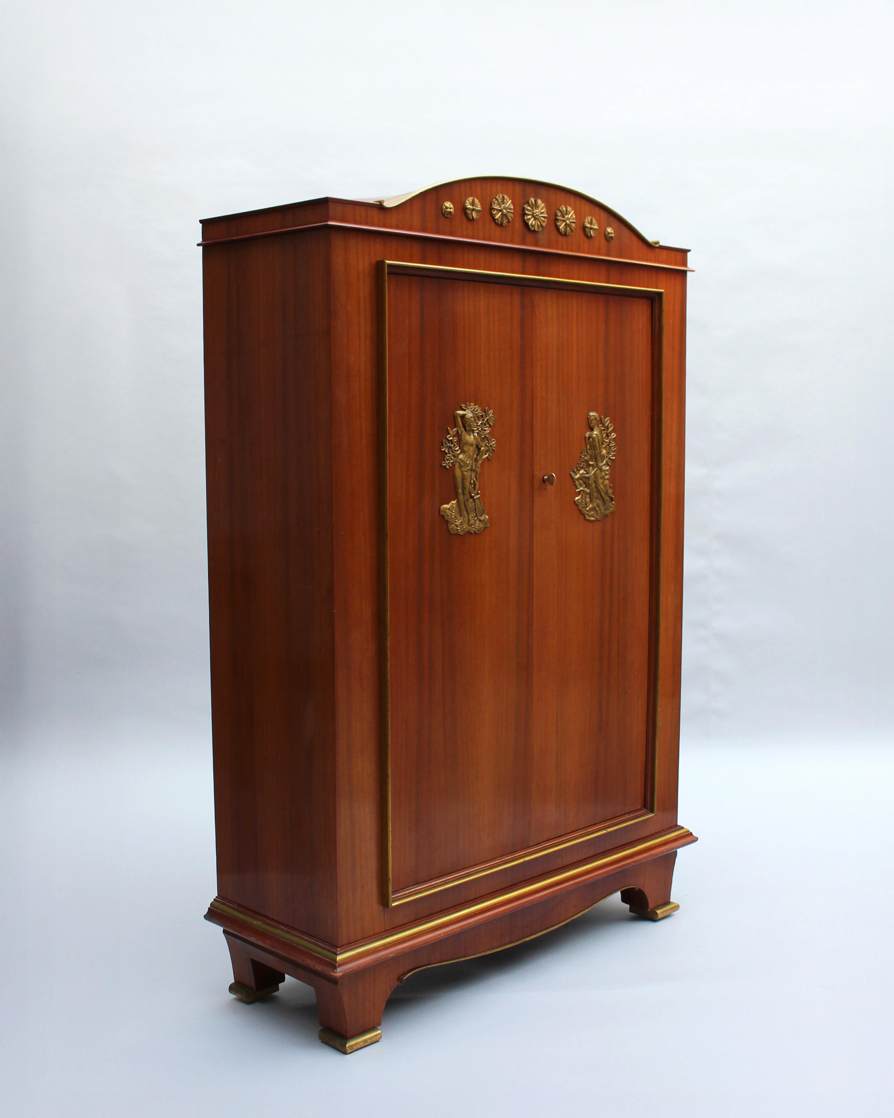 Schöner französischer Mahagoni-Schrank von Andre Arbus und Vadim Androusov aus den 1950er Jahren (Art déco) im Angebot