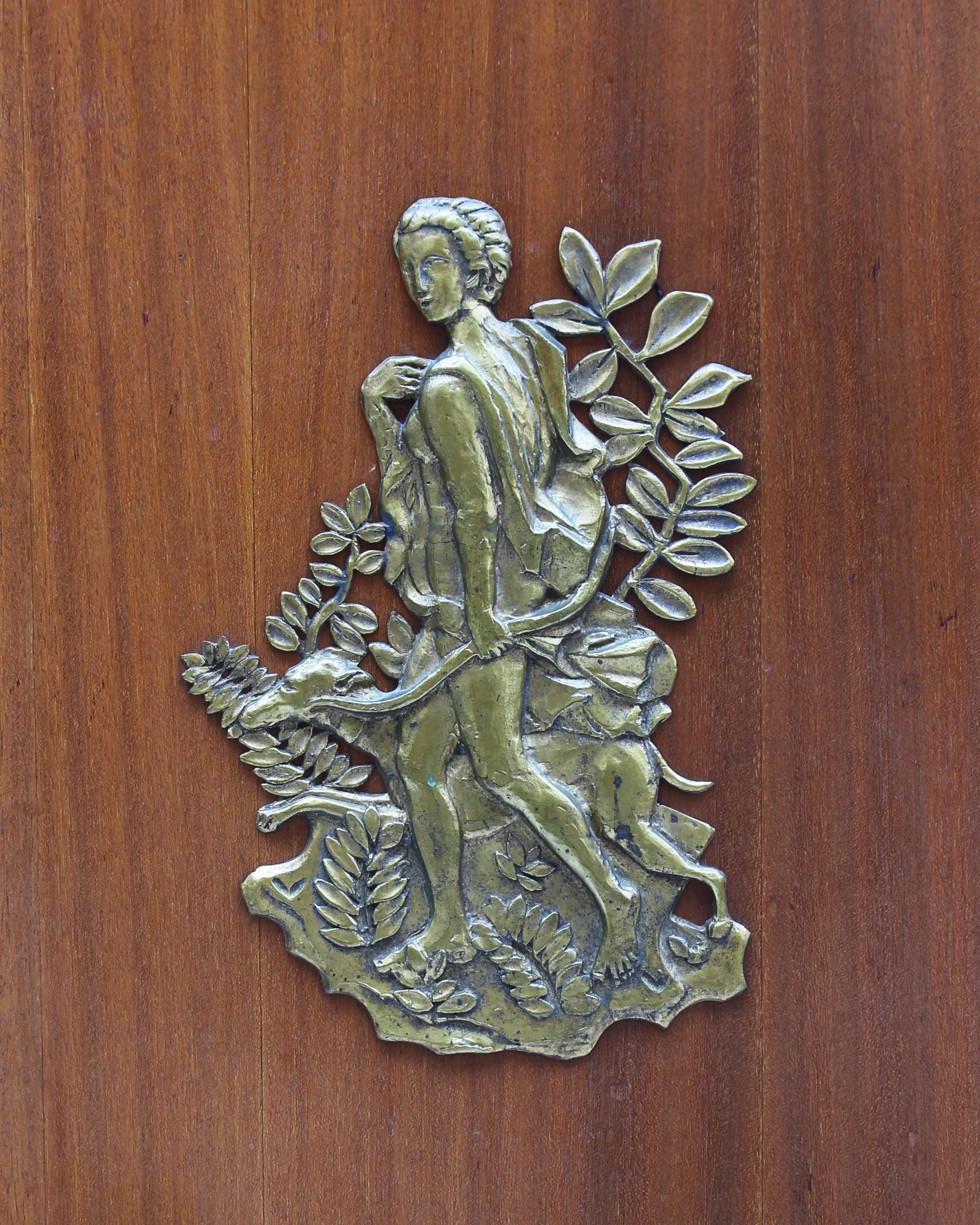 Schöner französischer Mahagoni-Schrank von Andre Arbus und Vadim Androusov aus den 1950er Jahren im Angebot 1