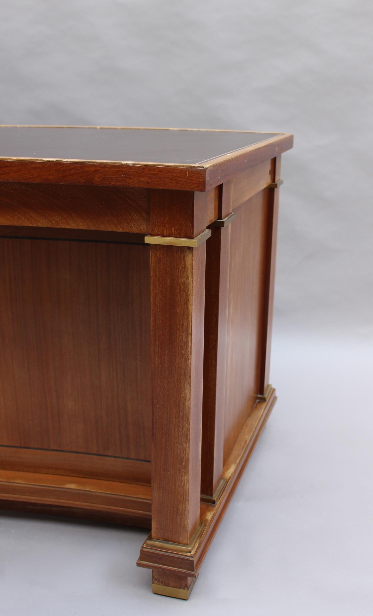Gebogener französischer Mahagoni-Schreibtisch aus den 1950er Jahren von Jacques Adnet '2 verfügbar' im Angebot 3