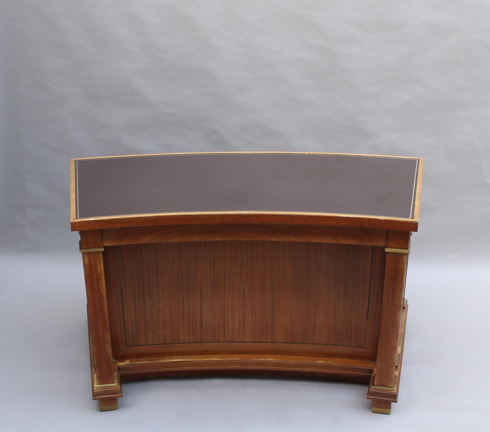Gebogener französischer Mahagoni-Schreibtisch aus den 1950er Jahren von Jacques Adnet '2 verfügbar' (Moderne der Mitte des Jahrhunderts) im Angebot