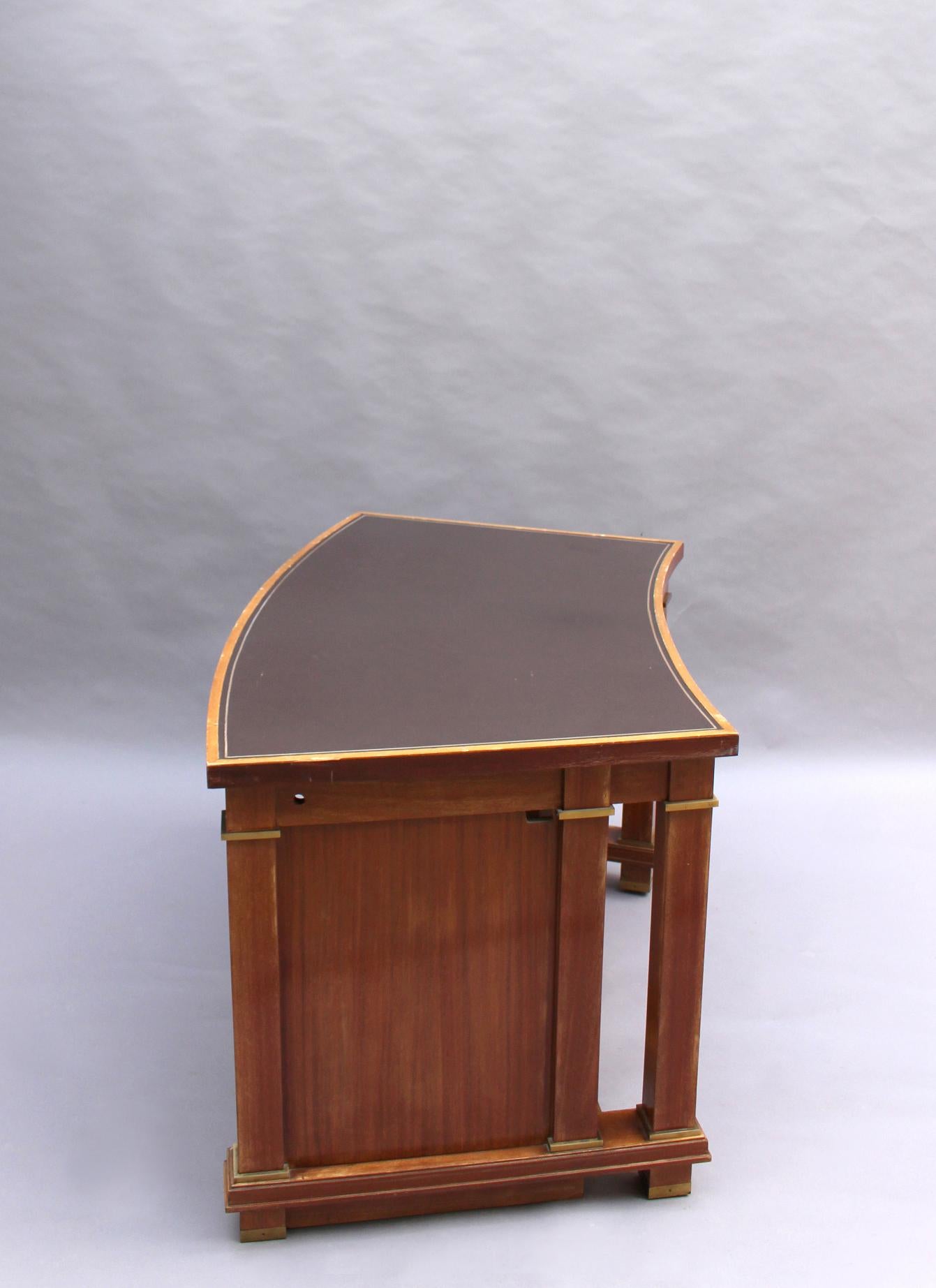 Gebogener französischer Mahagoni-Schreibtisch aus den 1950er Jahren von Jacques Adnet '2 verfügbar' (Bronze) im Angebot