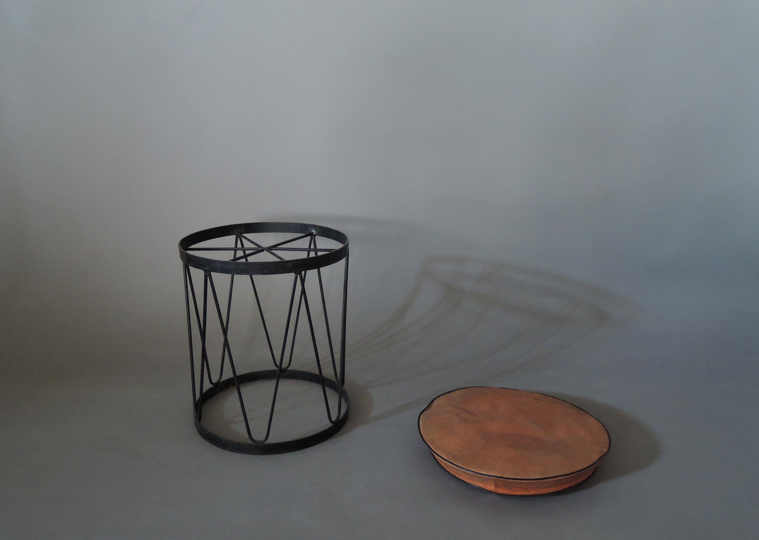 Tabouret français raffiné en métal et cuir des années 1950 Bon état - En vente à Long Island City, NY