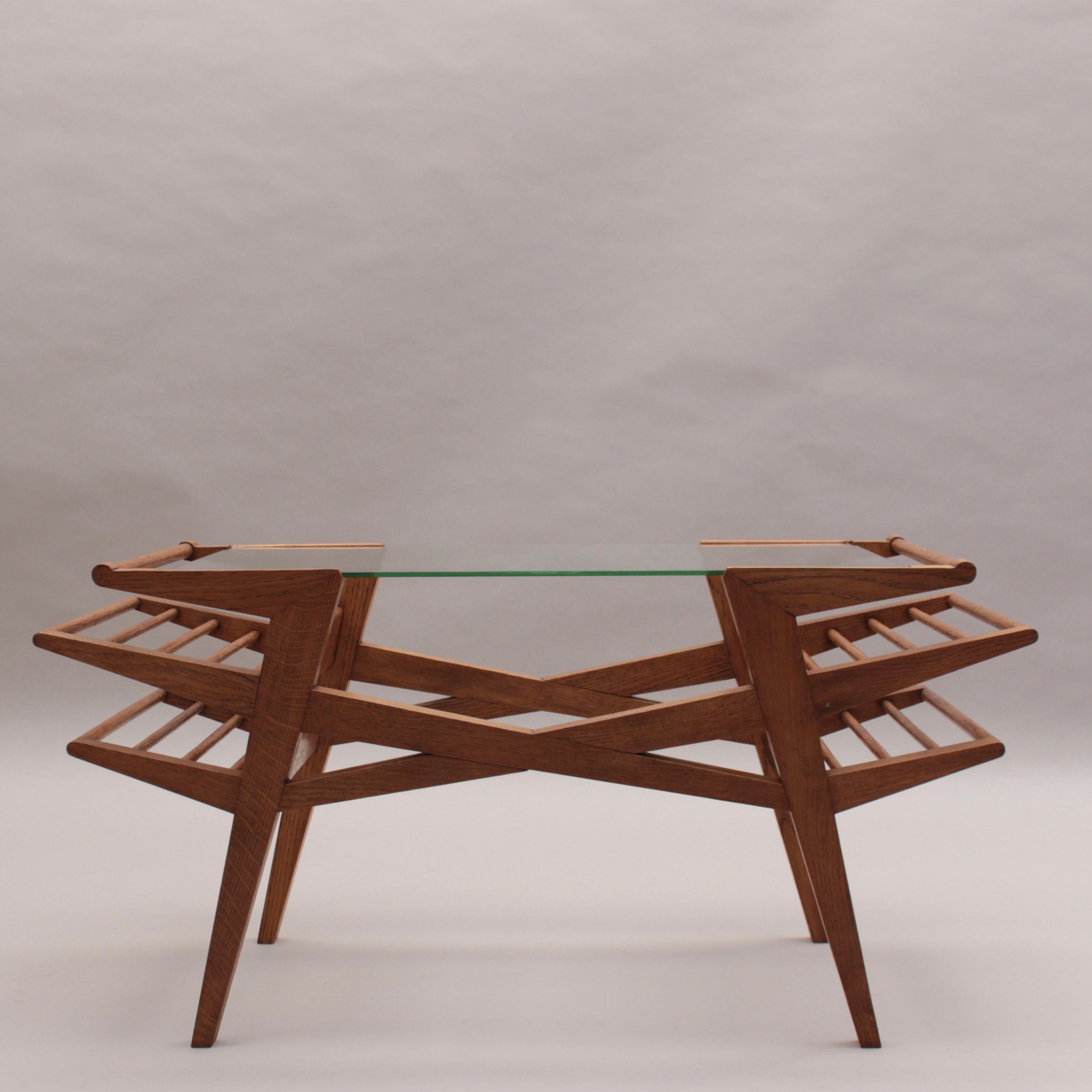 Maxime Old - Table basse / porte-revues sculpturale à trois niveaux en chêne massif avec un plateau en verre.