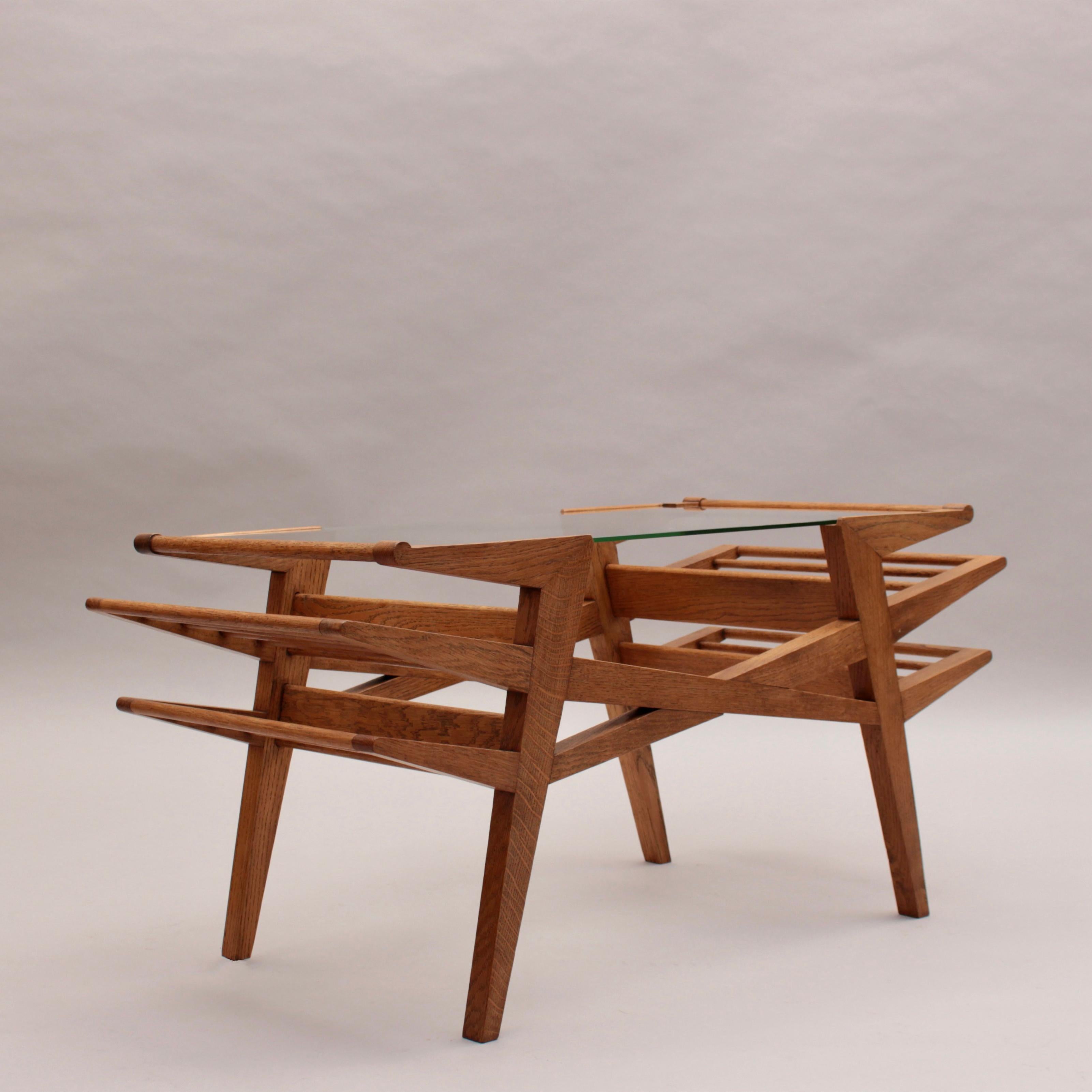 Mid-Century Modern Table basse en chêne et verre des années 1950 par Maxime Old en vente