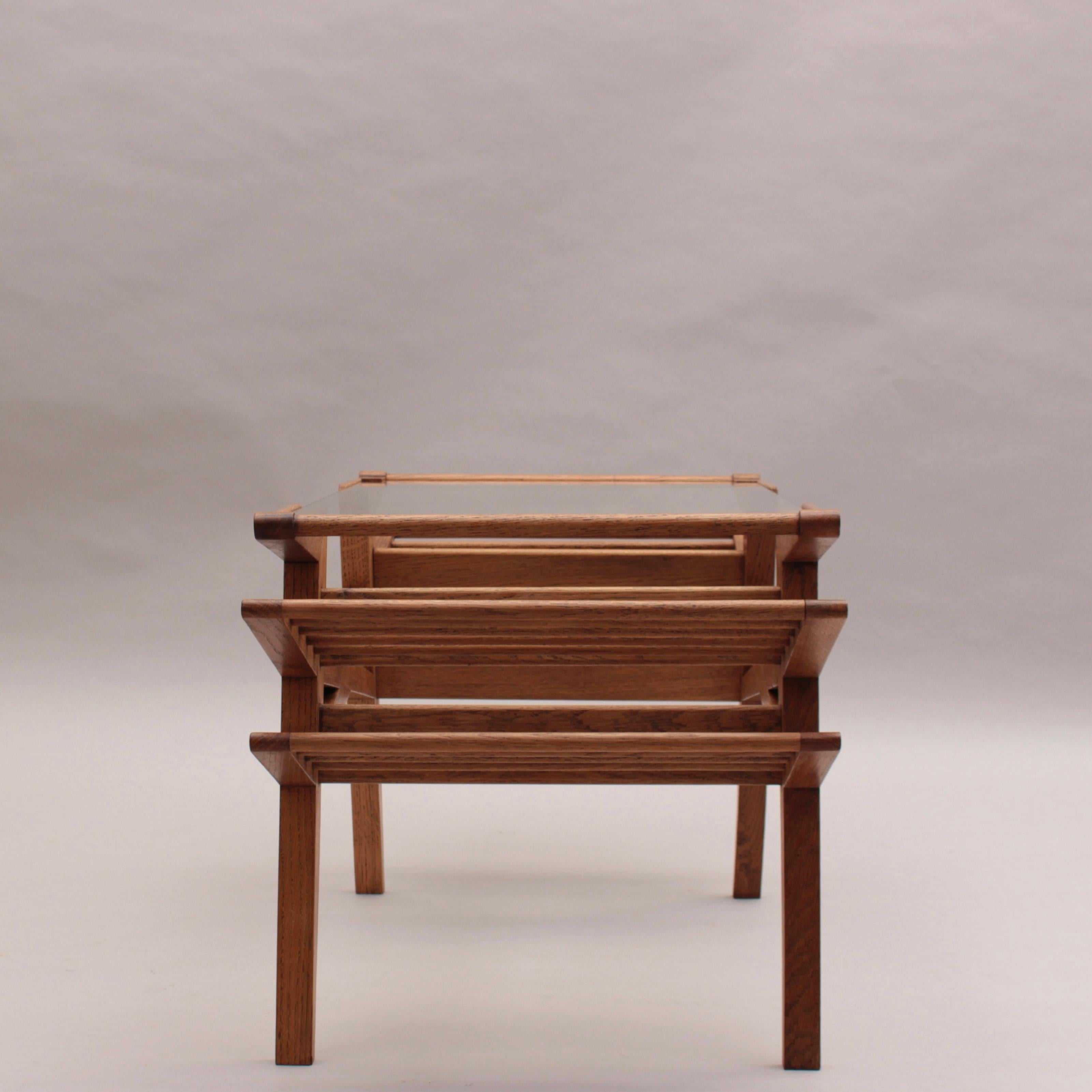 Français Table basse en chêne et verre des années 1950 par Maxime Old en vente