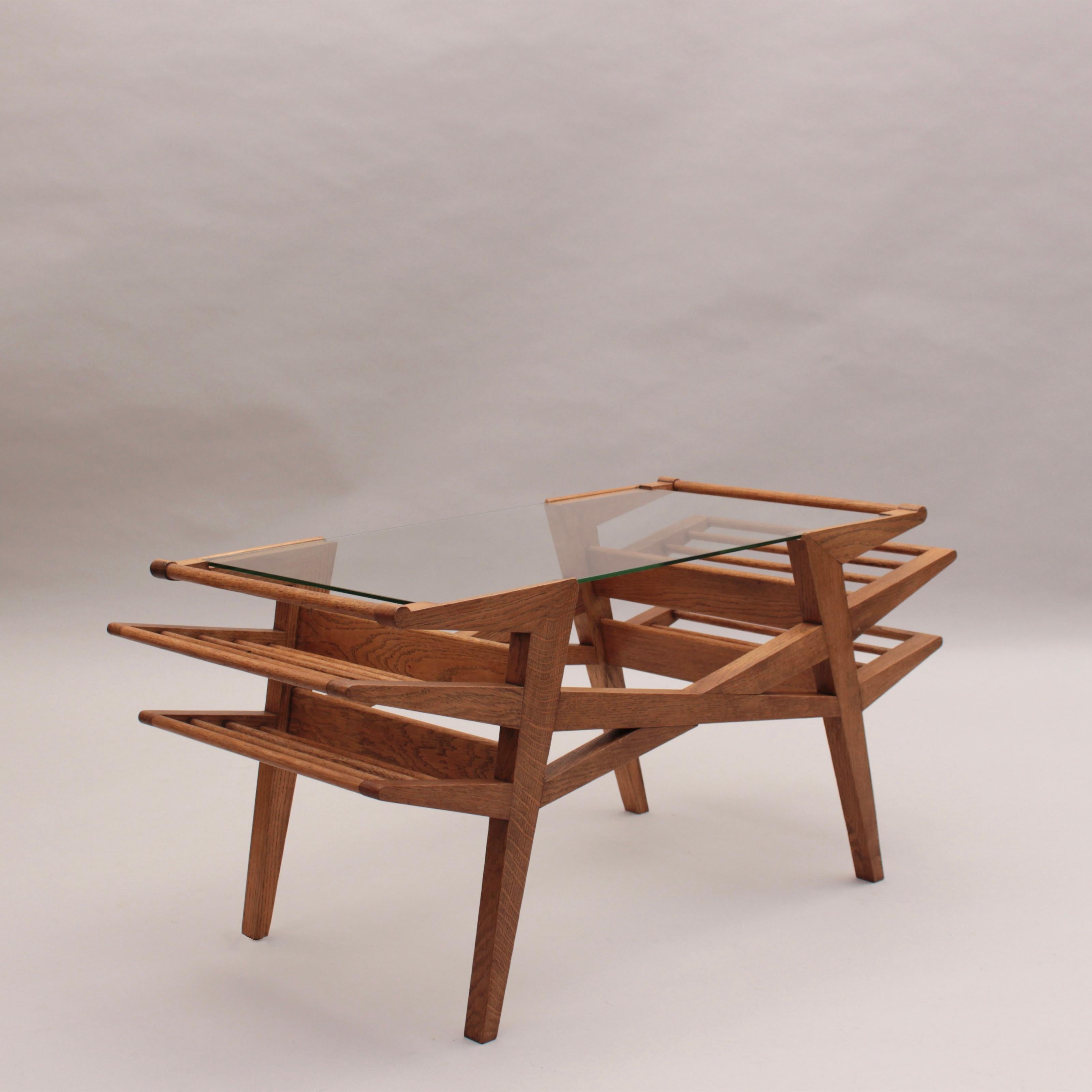 Milieu du XXe siècle Table basse en chêne et verre des années 1950 par Maxime Old en vente