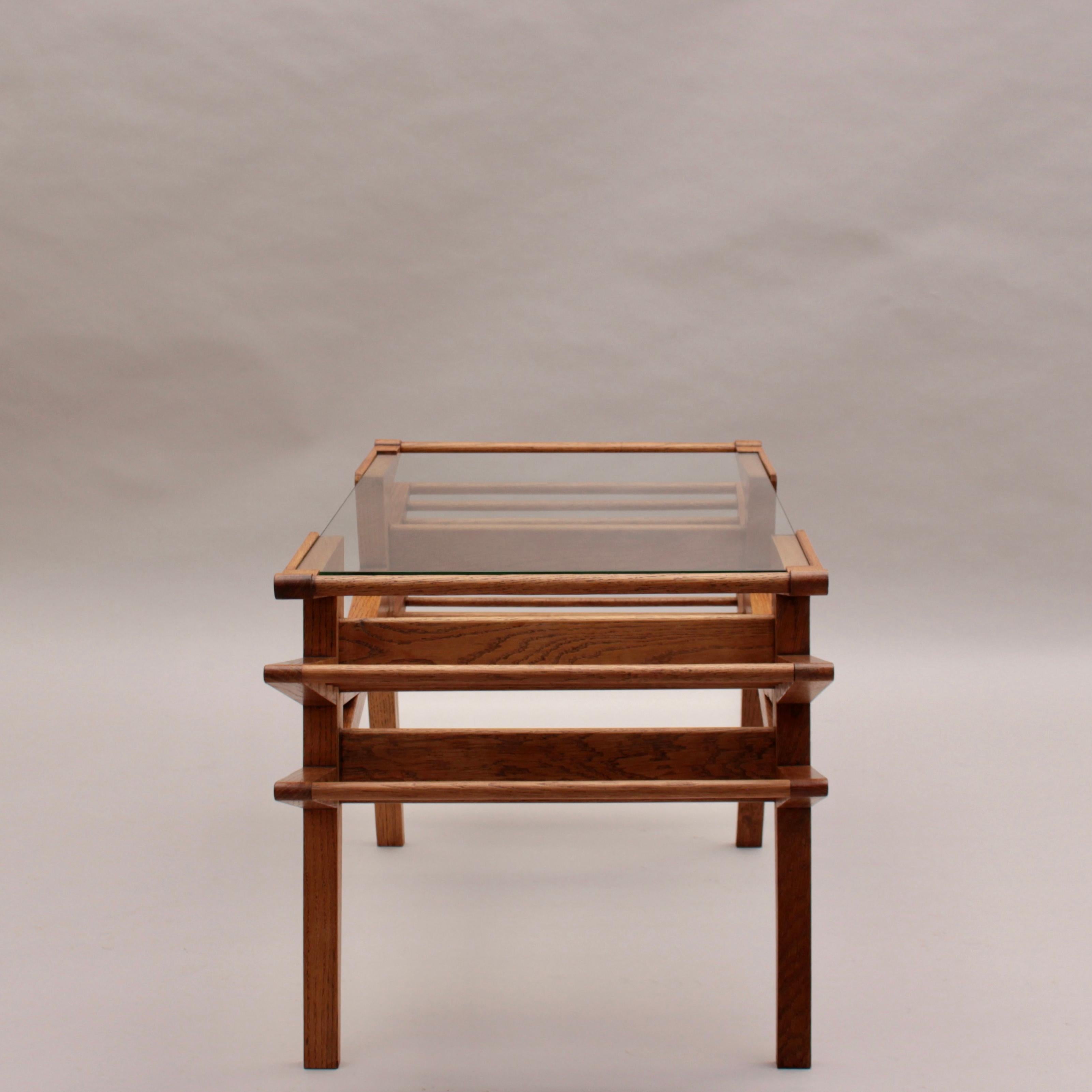 Verre Table basse en chêne et verre des années 1950 par Maxime Old en vente