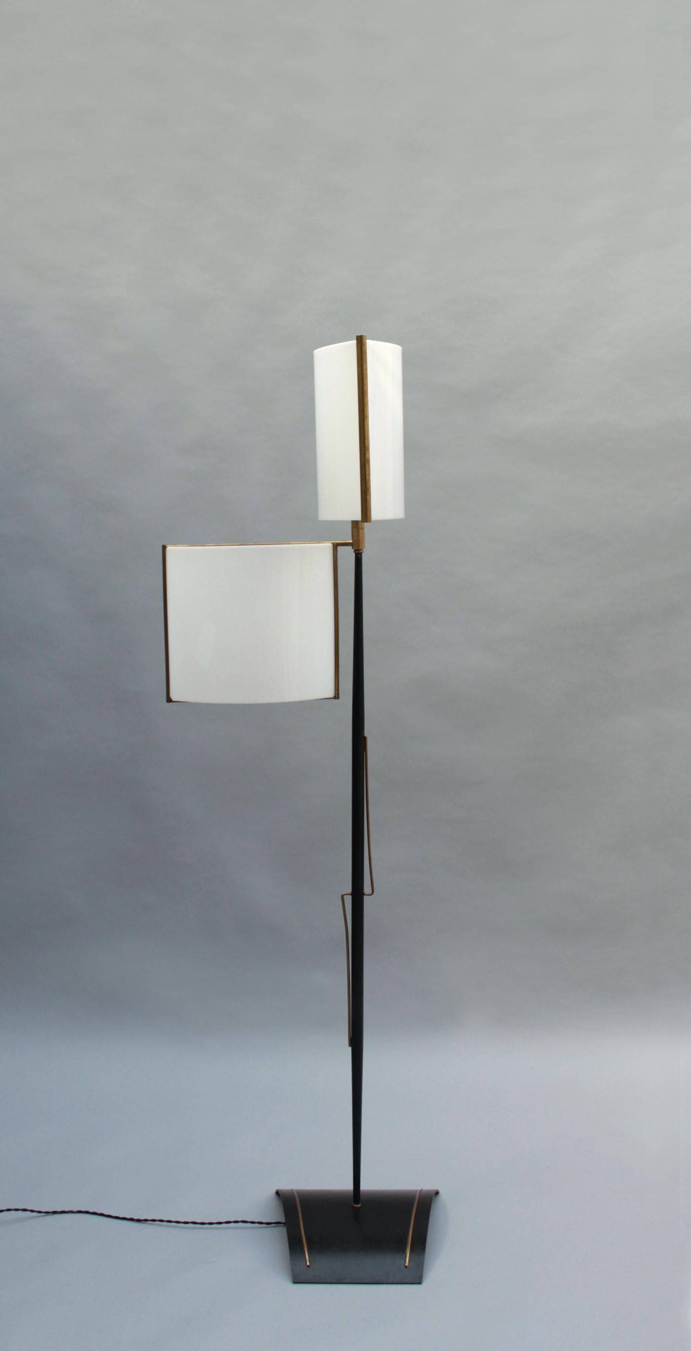 Feine französische drehbare Stehlampe von Lunel aus den 1950er Jahren (Moderne der Mitte des Jahrhunderts) im Angebot