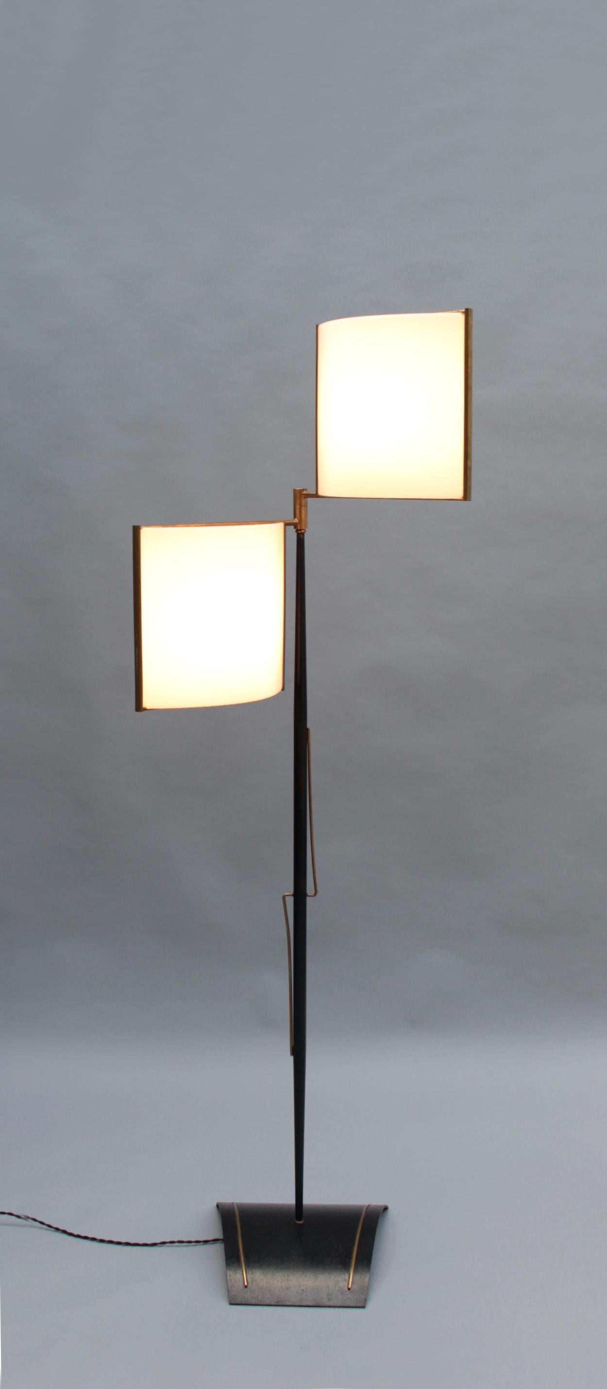Feine französische drehbare Stehlampe von Lunel aus den 1950er Jahren (Messing) im Angebot