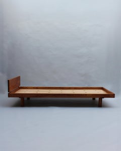 Lit de jour "Godot" en orme massif des années 1950 par Pierre Chapo