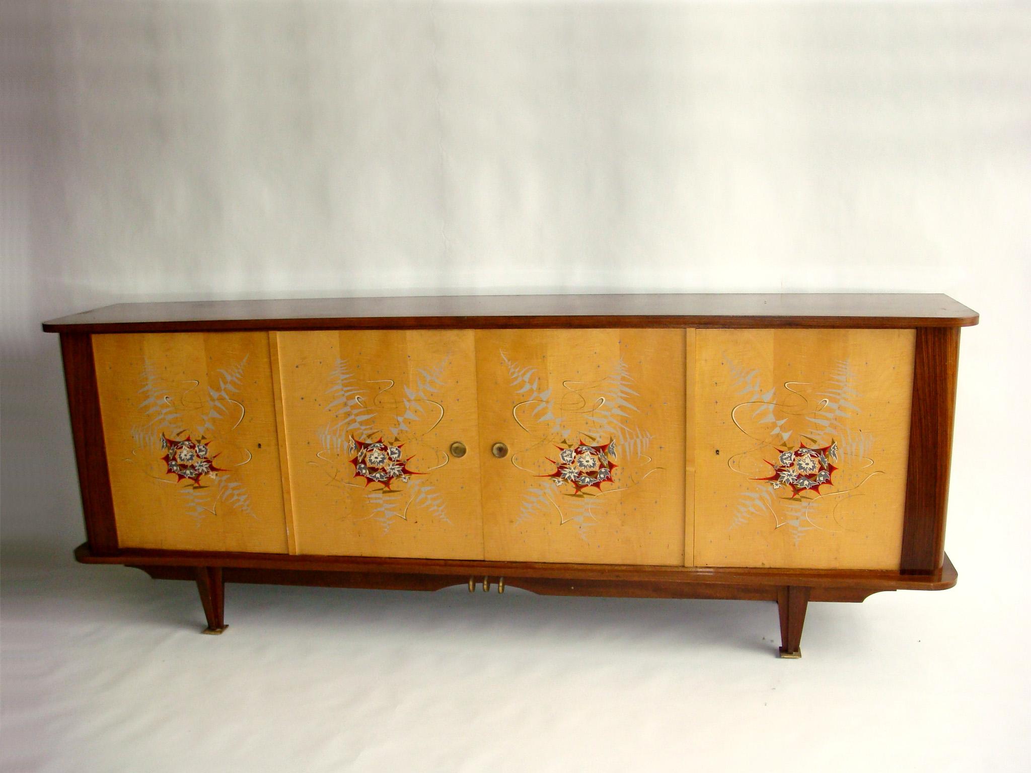 Raffinata credenza francese degli anni '50 in sicomoro e palissandro con ante originali dipinte in vendita 3