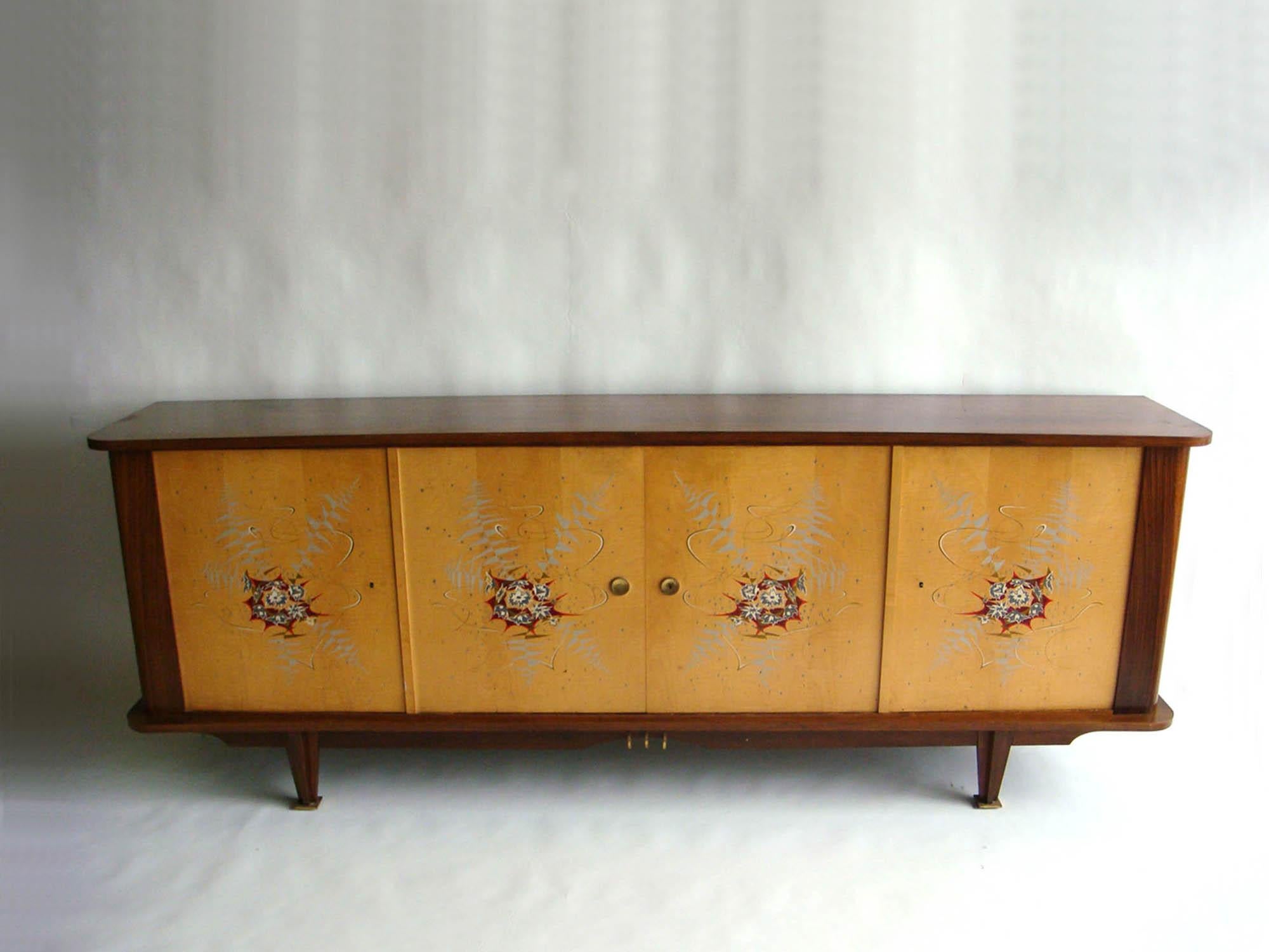 Raffinata credenza francese di metà secolo in legno di palissandro e sicomoro con quattro ante originali dipinte e dettagli in ottone.
 