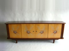 Buffet français des années 1950 en sycomore et bois de rose avec portes peintes d'origine