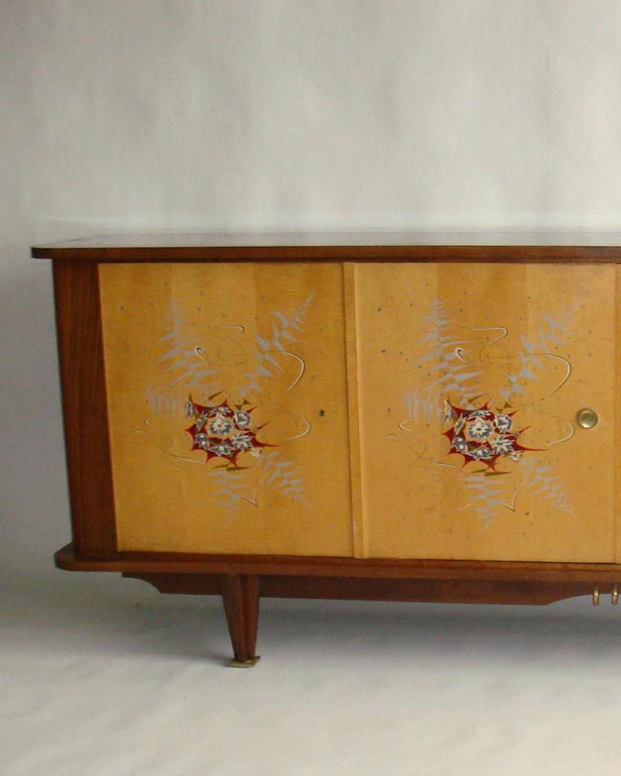 Raffinata credenza francese degli anni '50 in sicomoro e palissandro con ante originali dipinte In condizioni discrete in vendita a Long Island City, NY