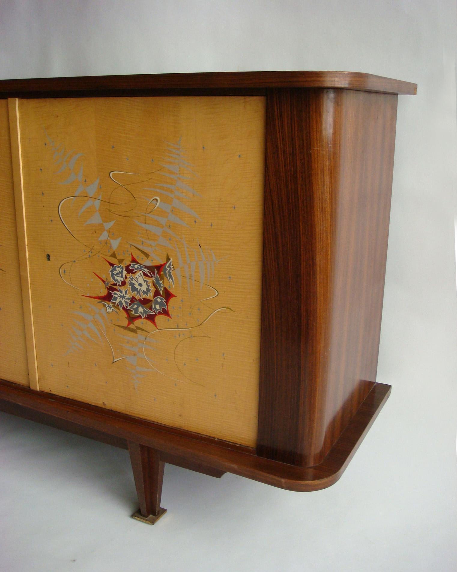 Raffinata credenza francese degli anni '50 in sicomoro e palissandro con ante originali dipinte in vendita 1