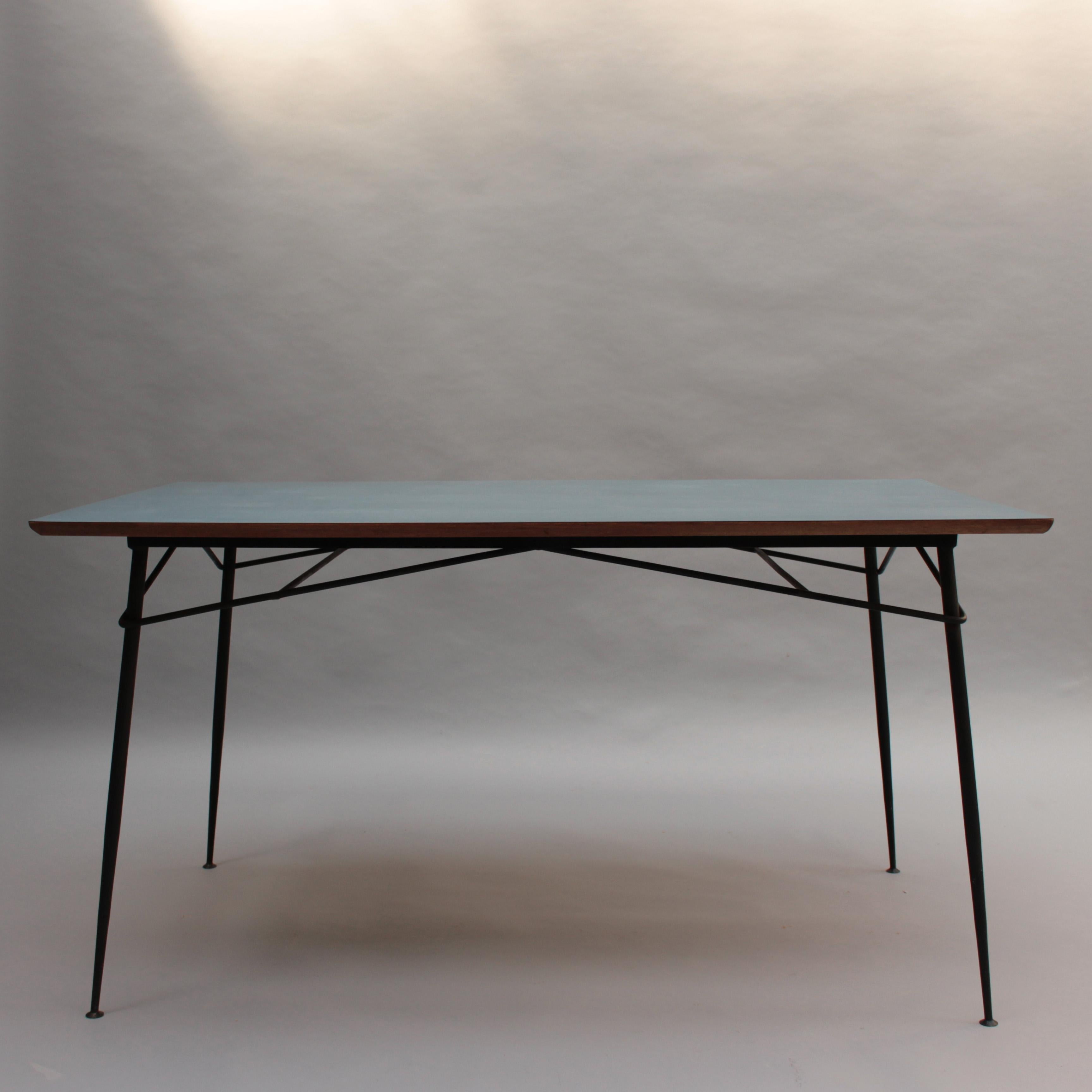 Un raffinato tavolo francese della metà del secolo scorso con base in metallo laccato nero e piano in formica blu.
Disegnato da Henri Lancel, prodotto da Atelier A Primavera per Printemps.