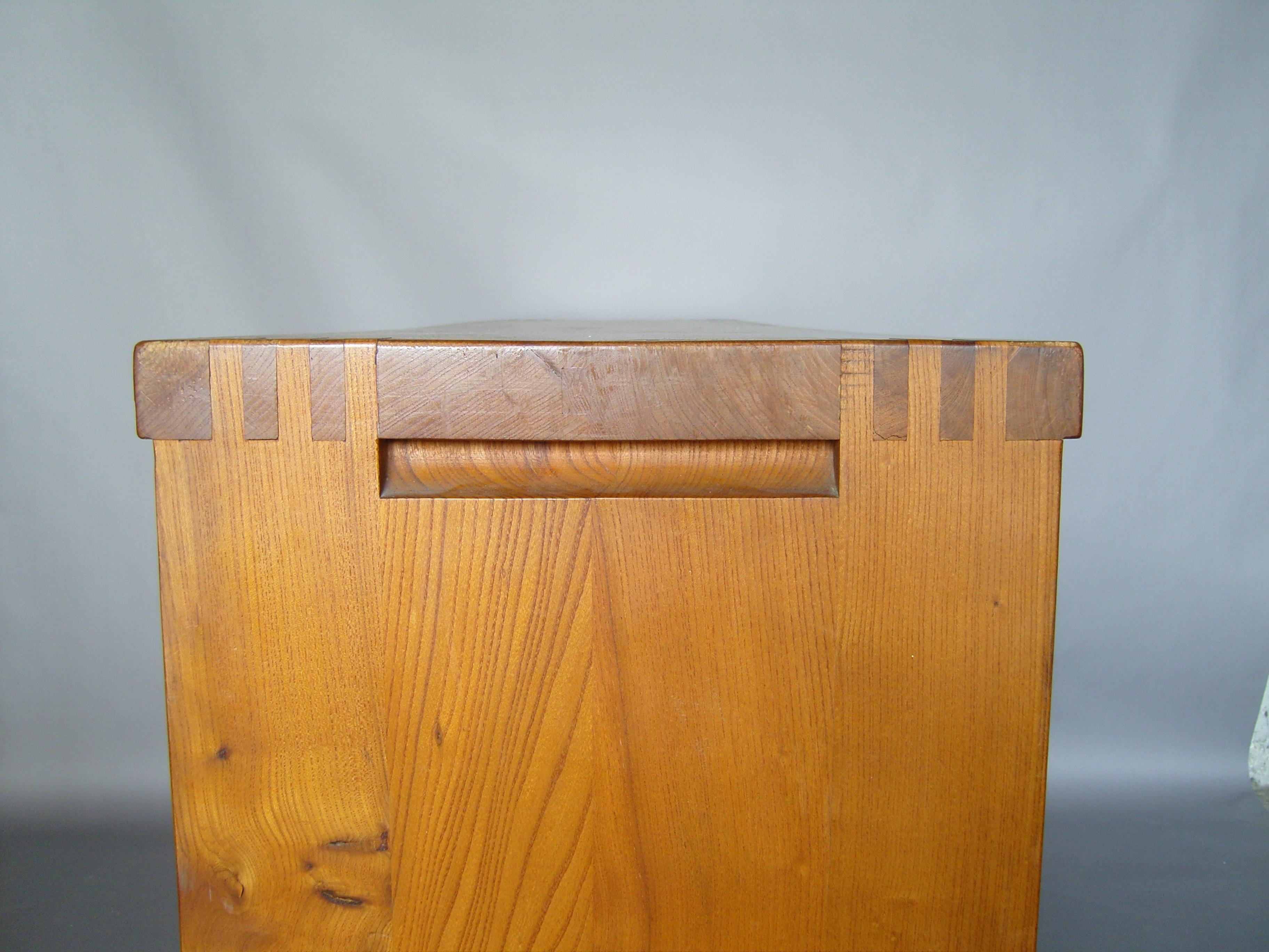 Metà XX secolo Fine olmo massiccio francese degli anni '60  Buffet / Comò di Pierre Chapo in vendita