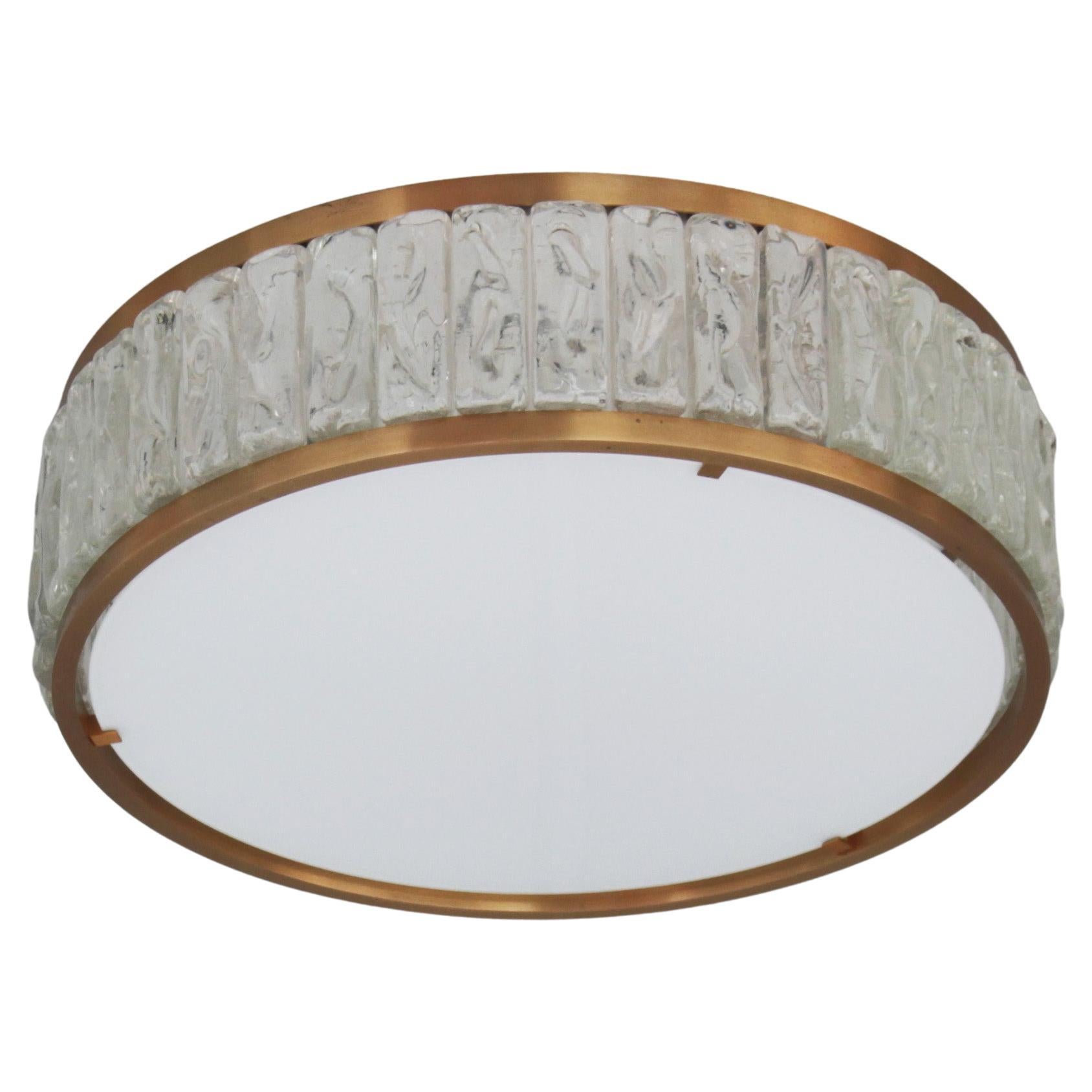 Monture affleurante en laiton et verre "Collier de la Reine" de Perzel, datant des années 1970. en vente