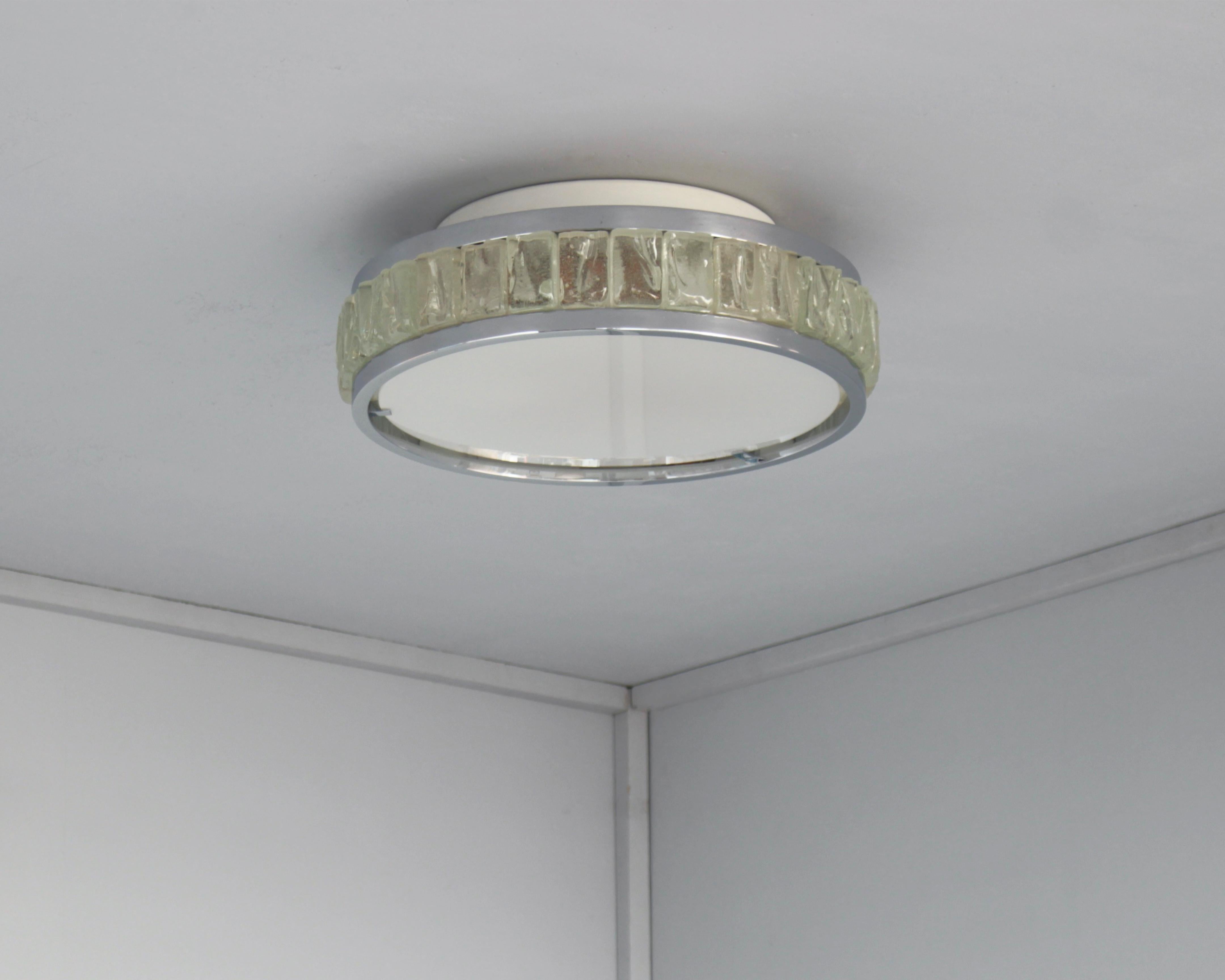 Atelier Jean Perzel - Une belle lampe encastrée ronde du milieu du siècle dernier, appelée 