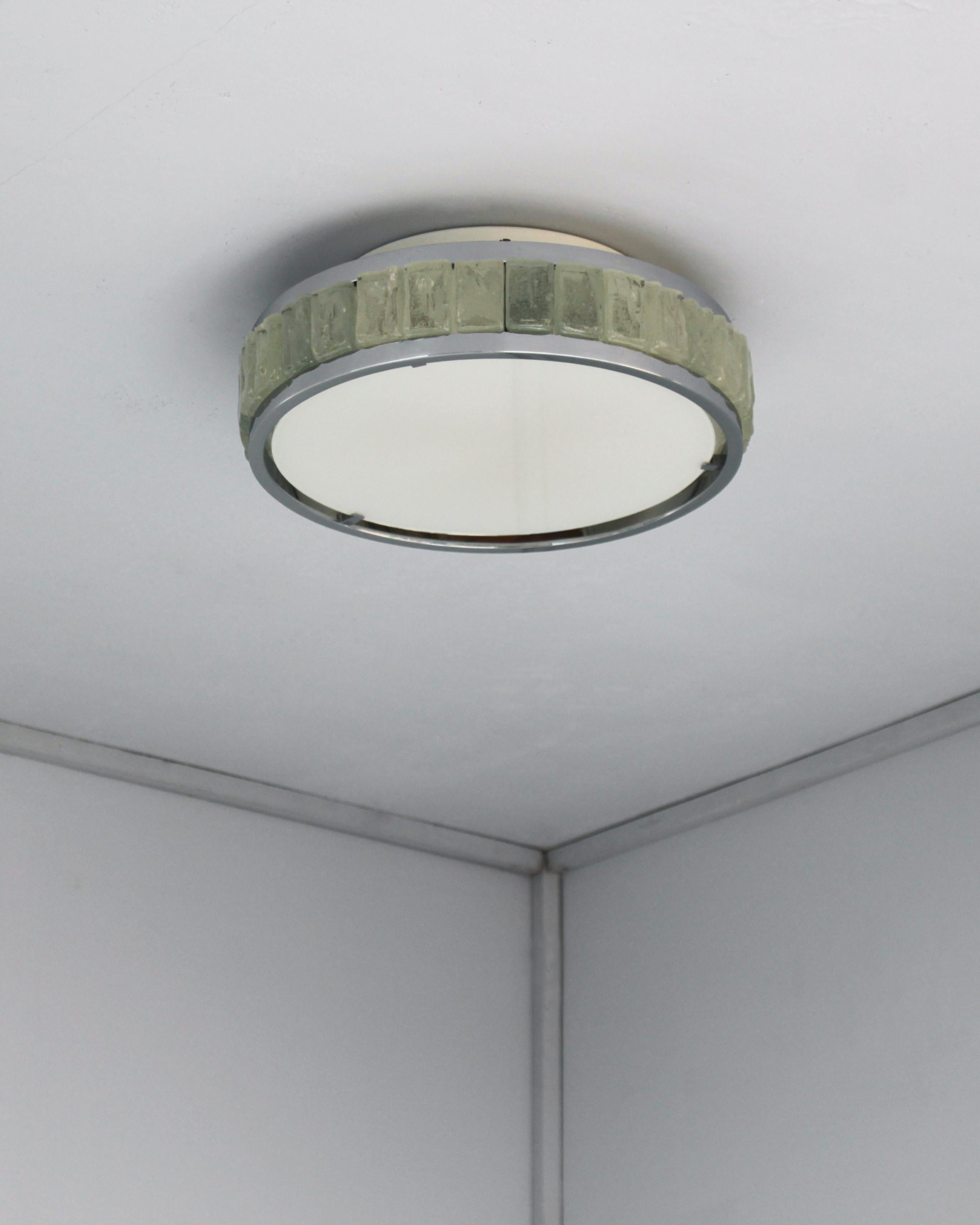 Mid-Century moderno Raffinata plafoniera francese degli anni '70 in cromo e vetro 
