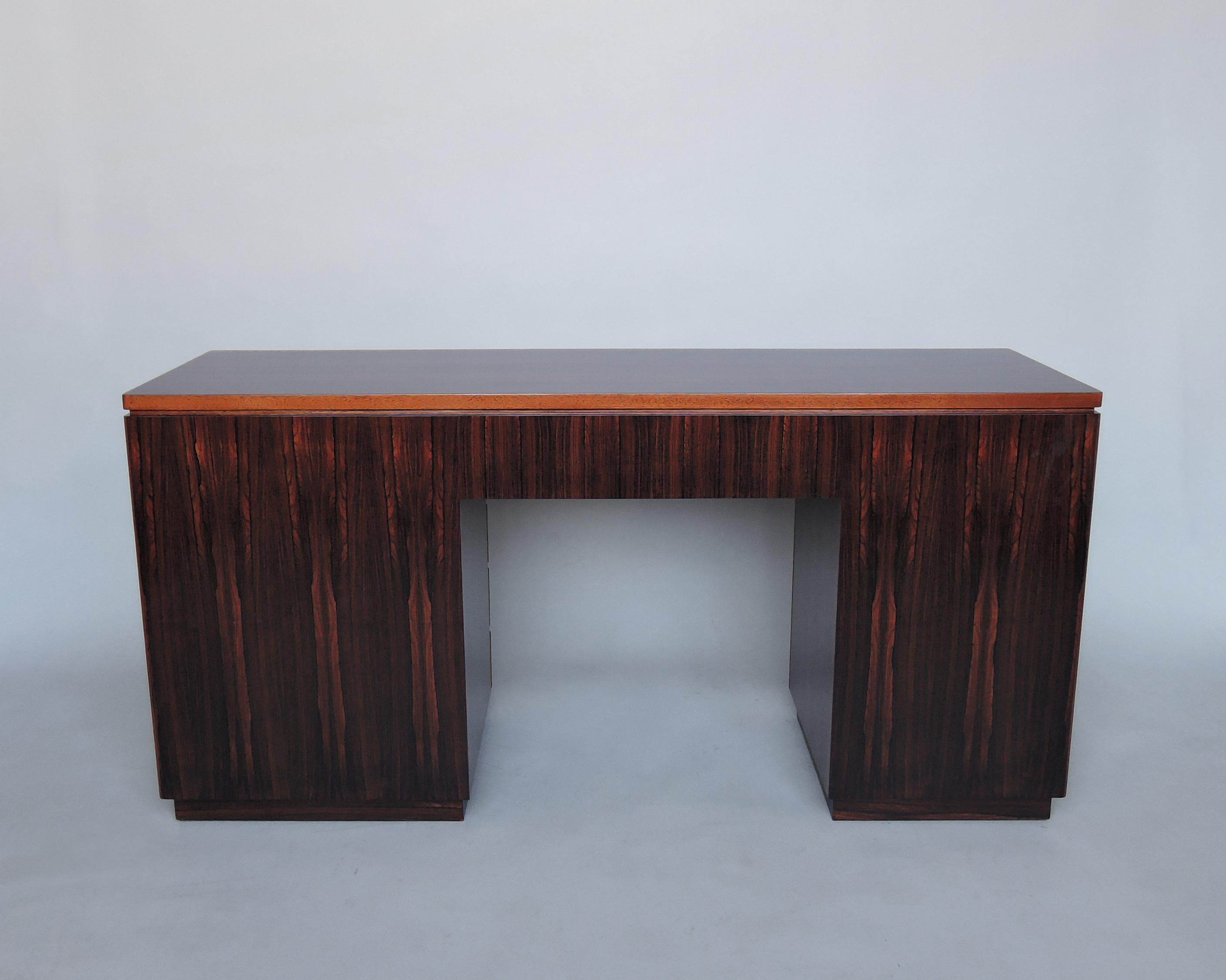 Palissandro Raffinata scrivania-console-comodino francese degli anni '70 in palissandro in vendita