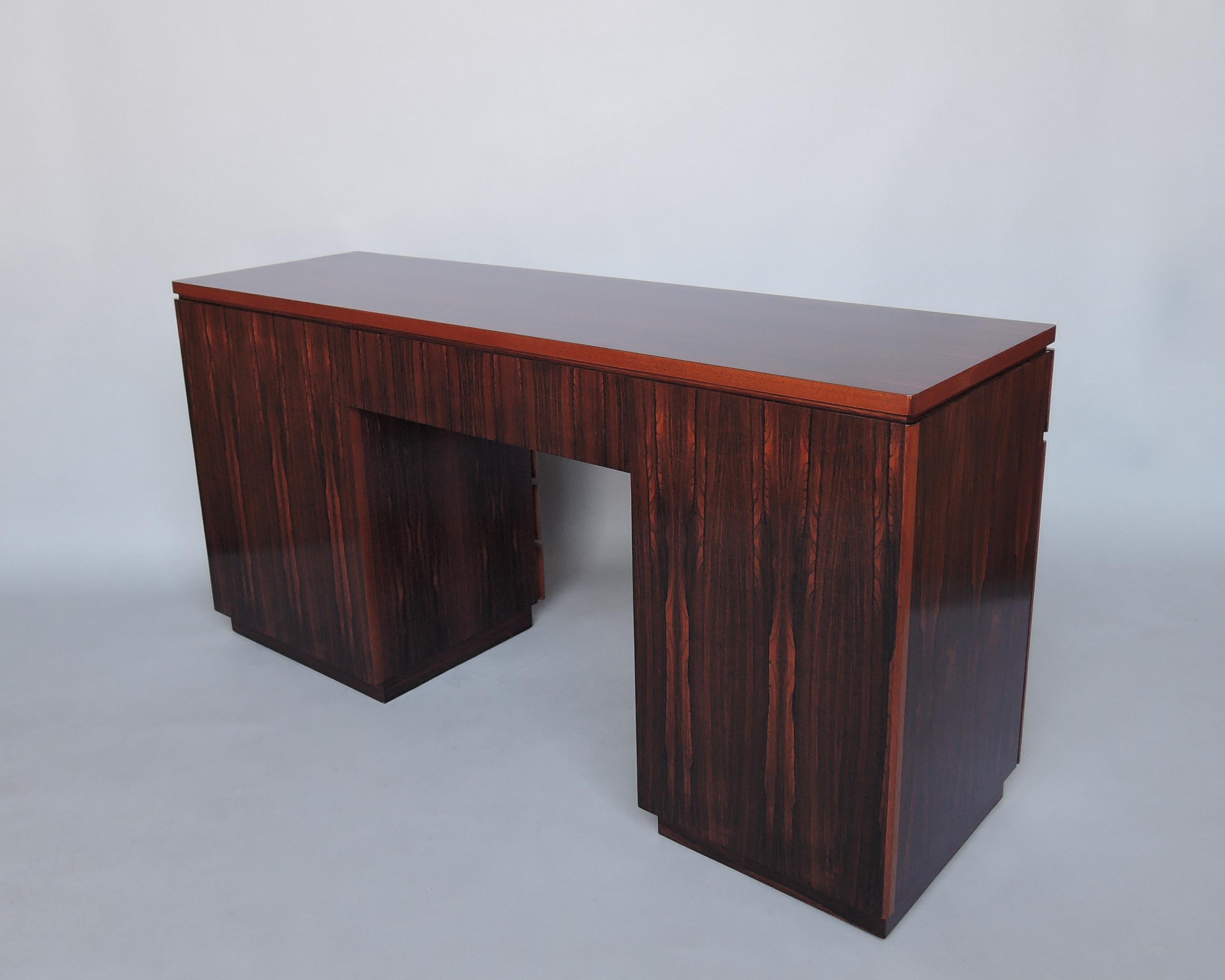 Raffinata scrivania-console-comodino francese degli anni '70 in palissandro in vendita 1