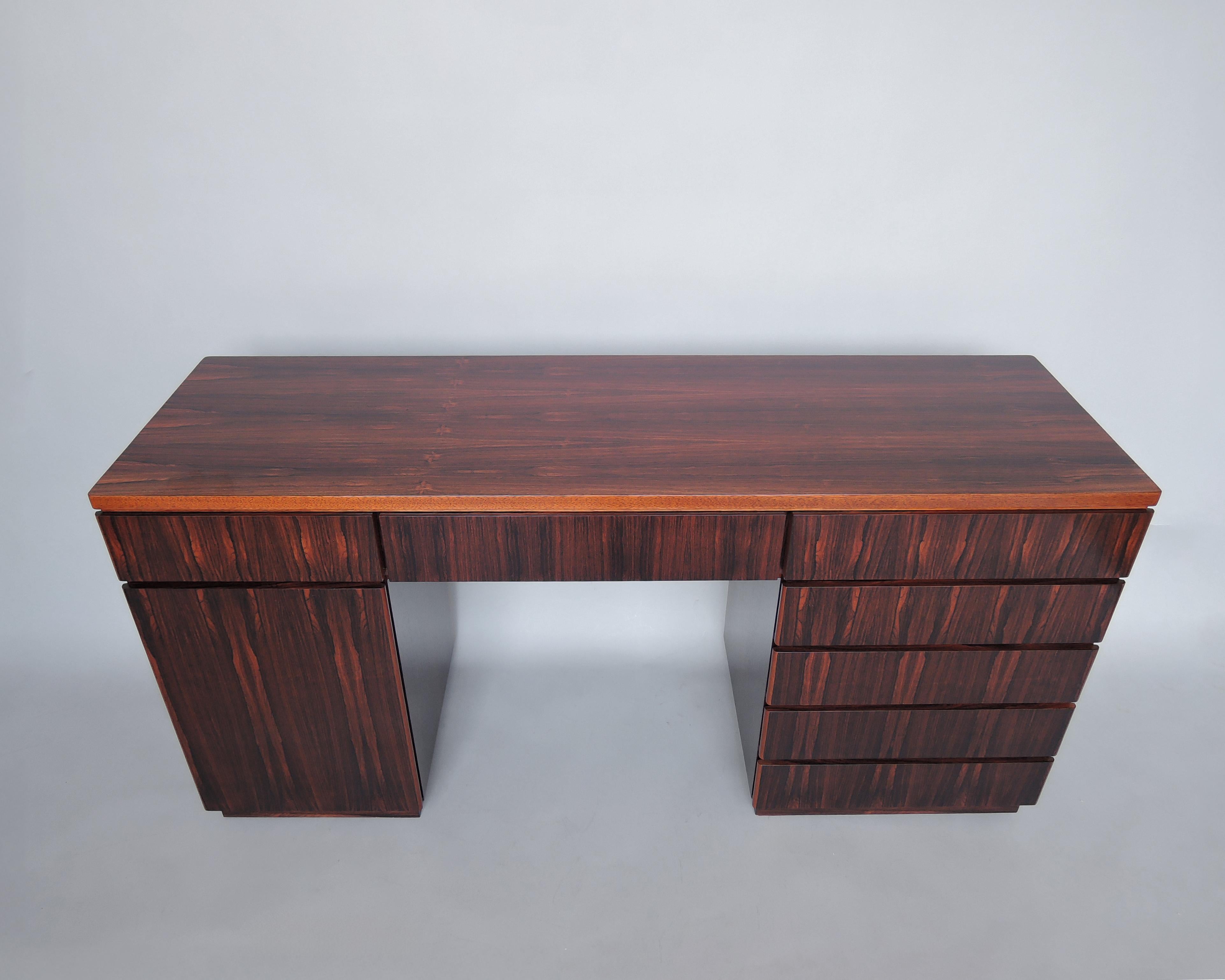 Raffinata scrivania-console-comodino francese degli anni '70 in palissandro in vendita 2