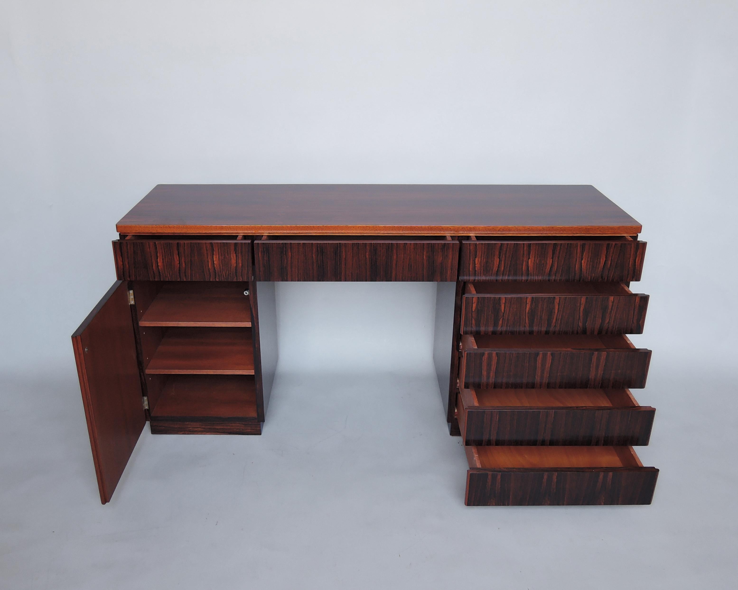 Raffinata scrivania-console-comodino francese degli anni '70 in palissandro in vendita 3