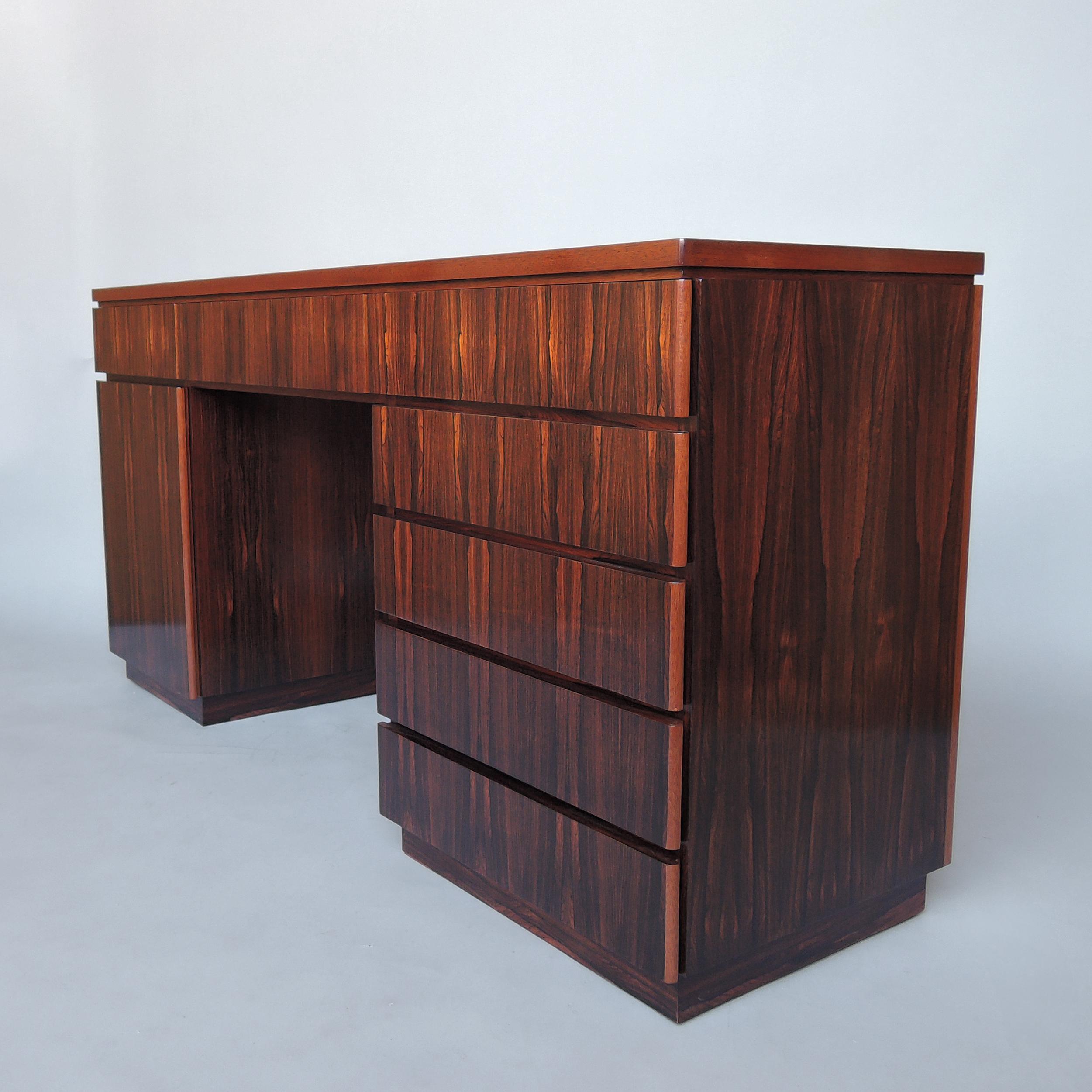 Raffinata scrivania-console-comodino francese degli anni '70 in palissandro in vendita 4