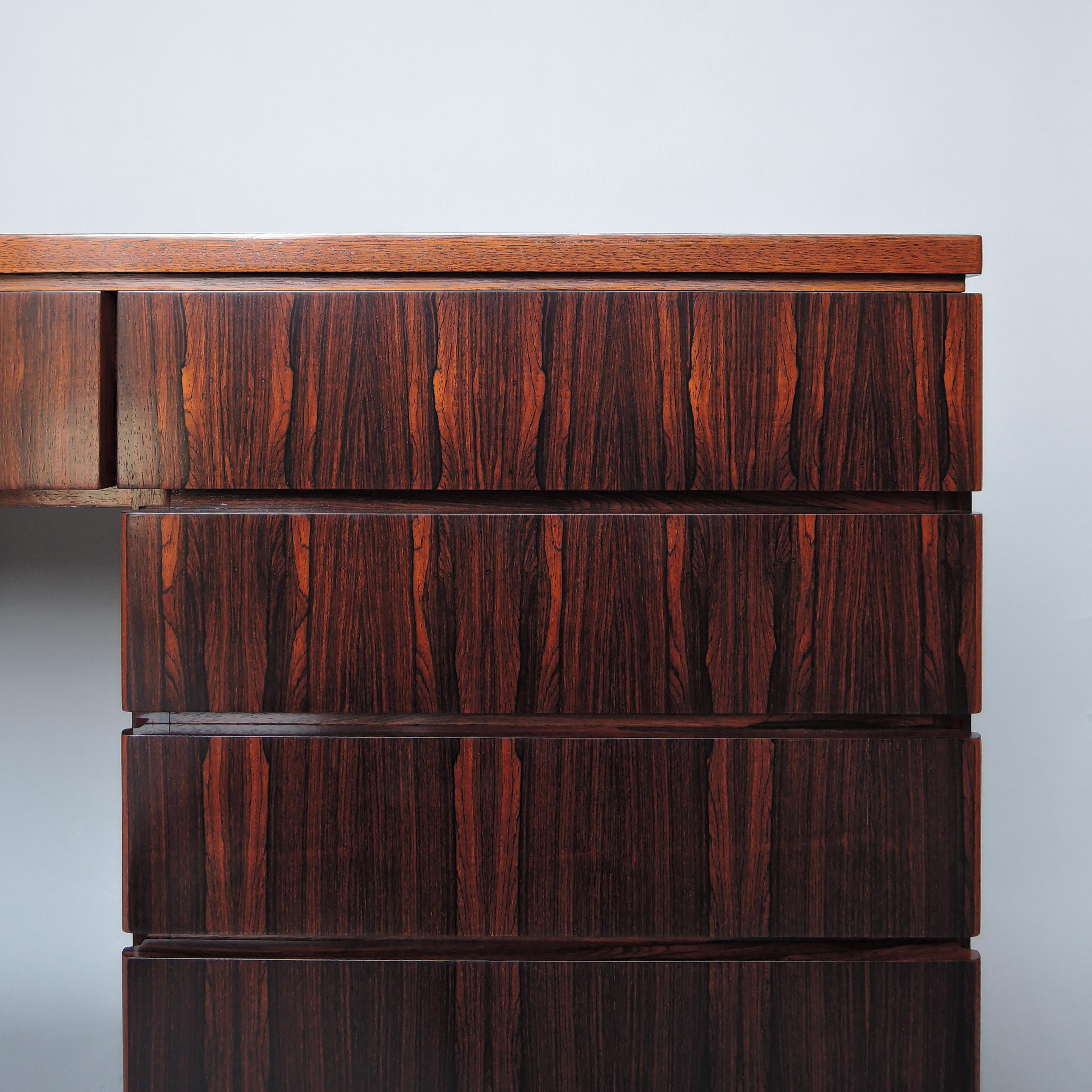 Raffinata scrivania-console-comodino francese degli anni '70 in palissandro in vendita 5