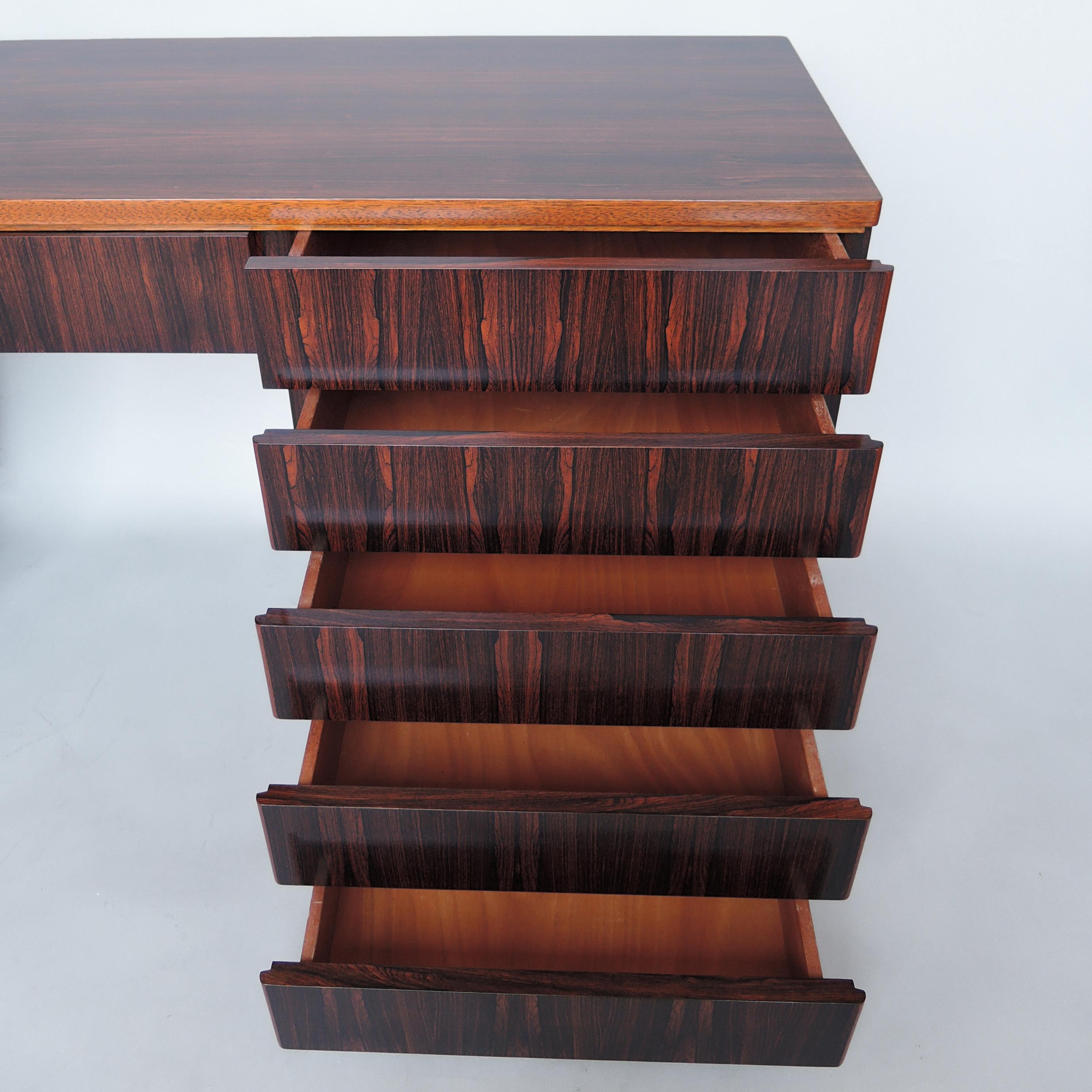 Raffinata scrivania-console-comodino francese degli anni '70 in palissandro in vendita 6