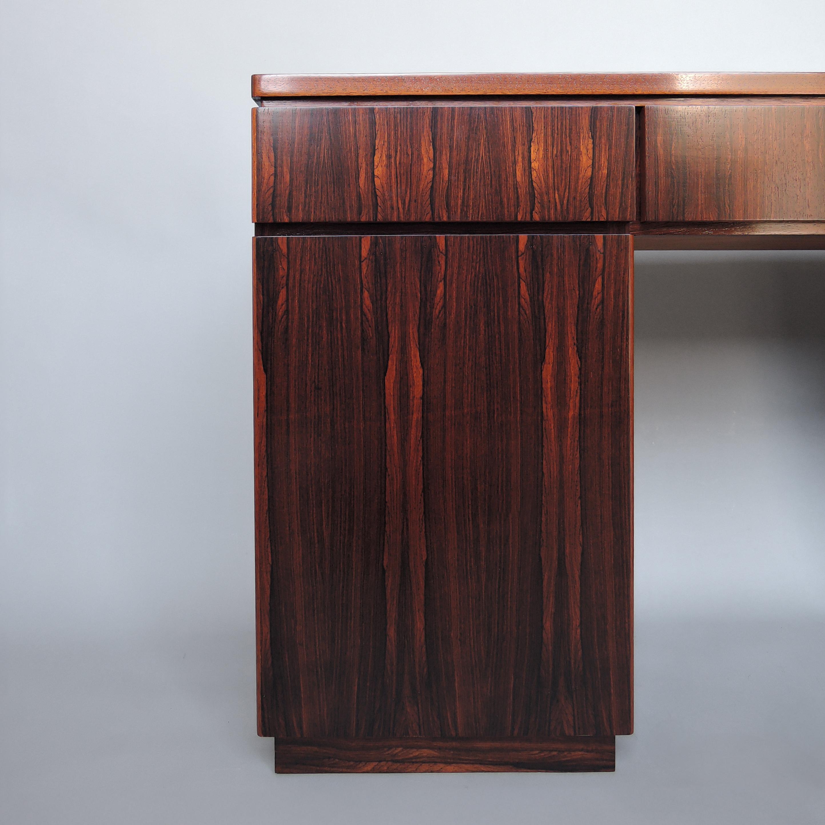 Raffinata scrivania-console-comodino francese degli anni '70 in palissandro in vendita 7