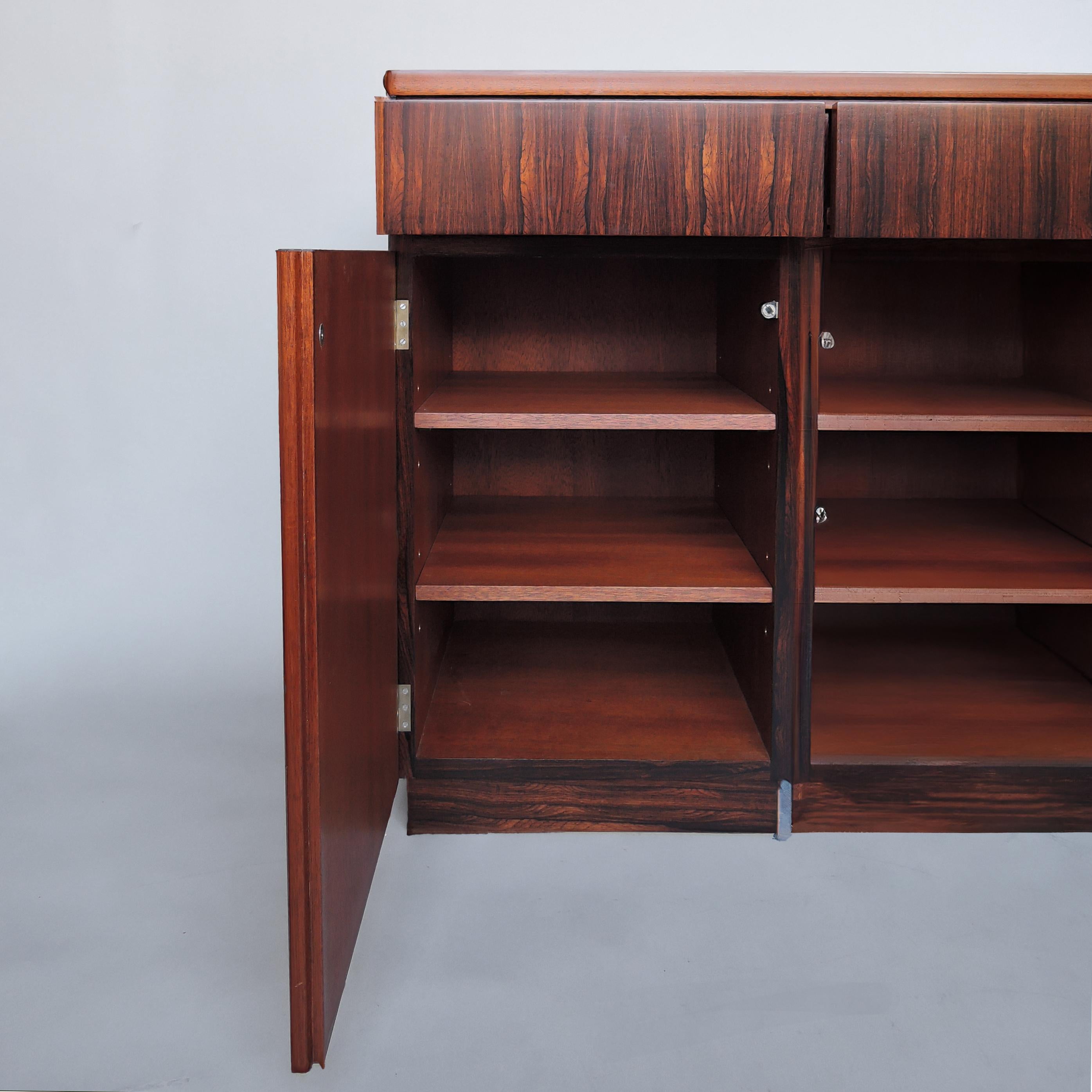 Raffinata scrivania-console-comodino francese degli anni '70 in palissandro in vendita 8