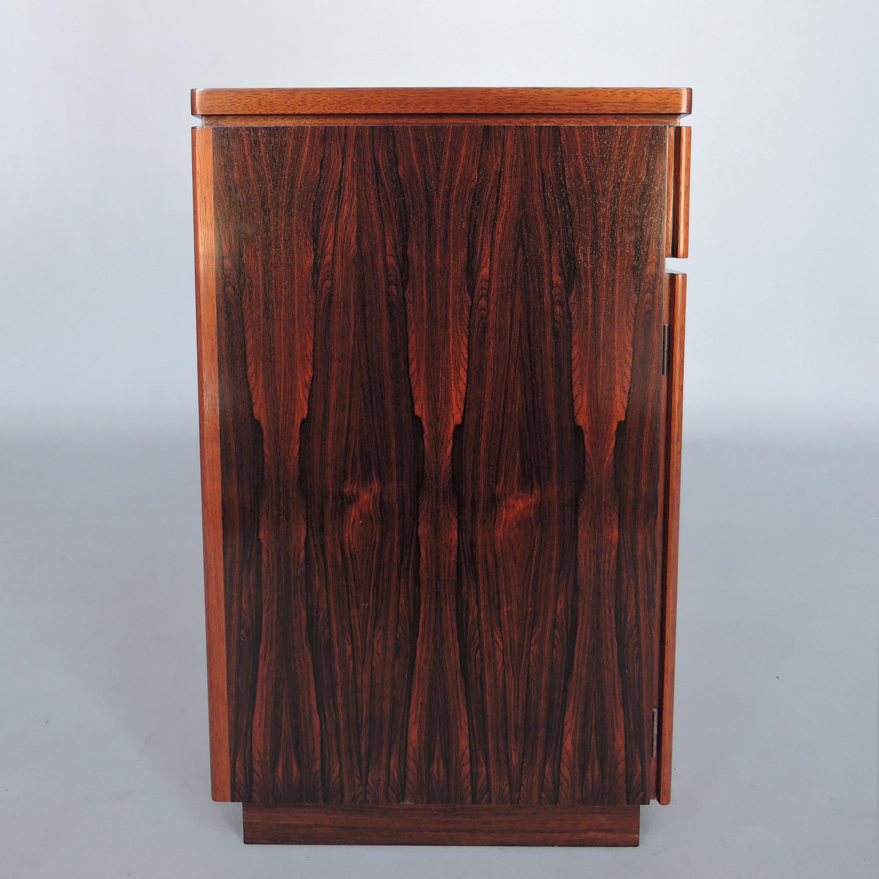 Raffinata scrivania-console-comodino francese degli anni '70 in palissandro in vendita 11
